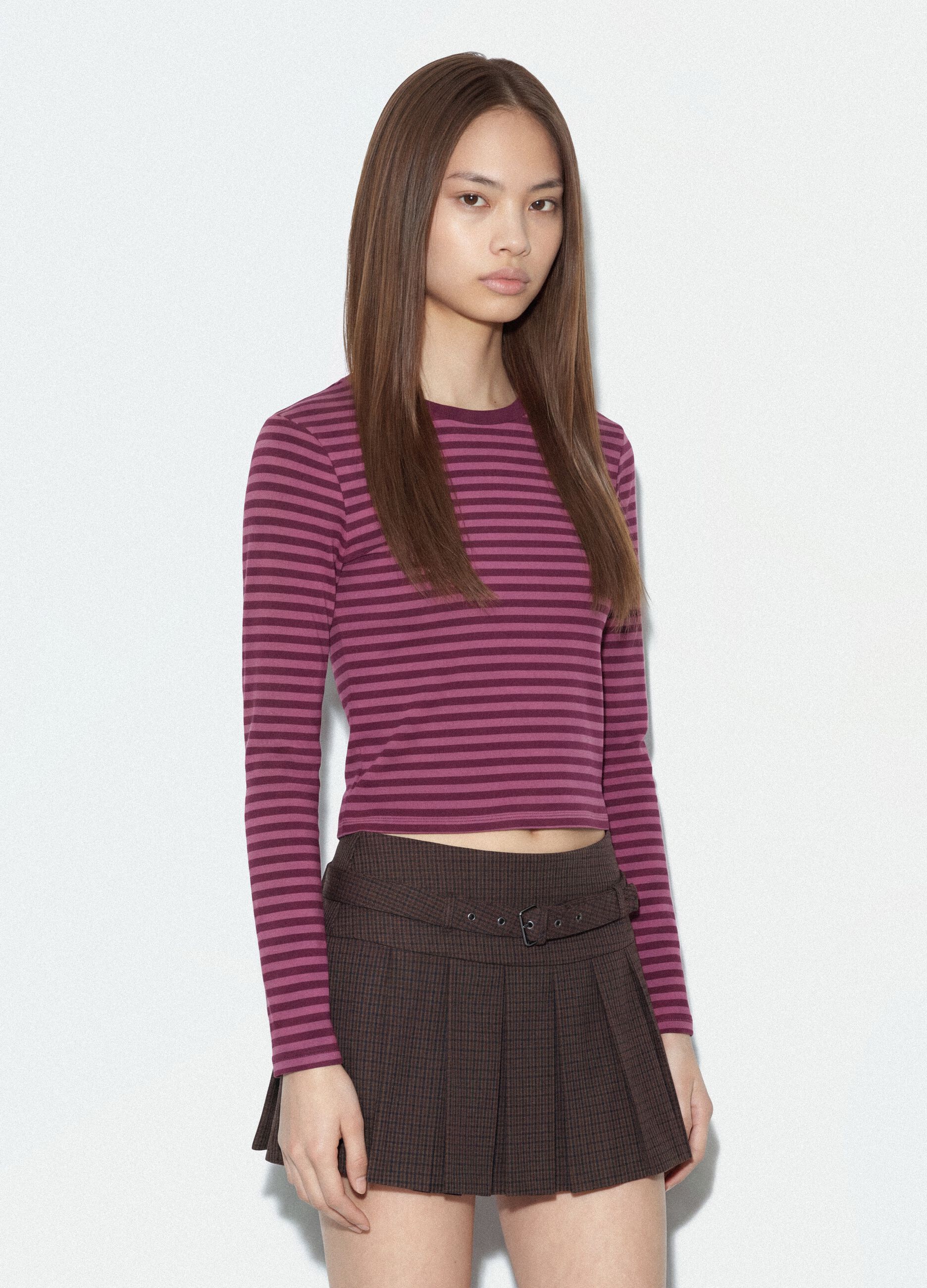 T-shirt viola in puro cotone a righe con girocollo