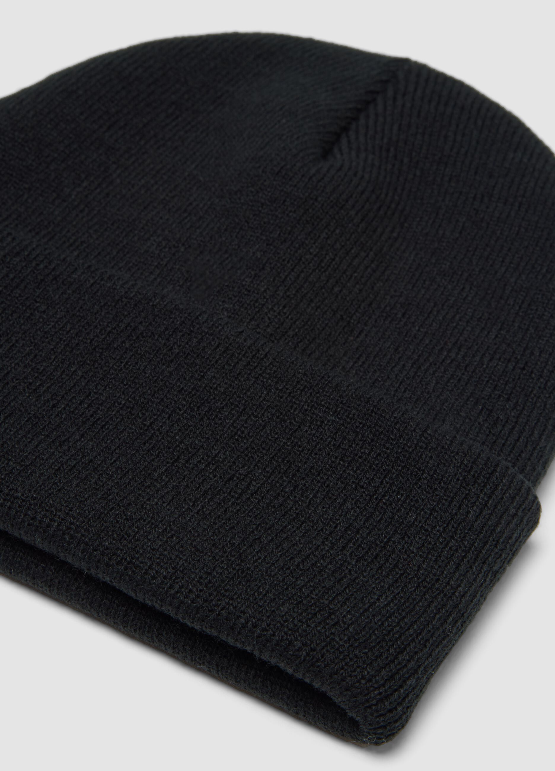 Berretto nero in maglia jersey con risvolto