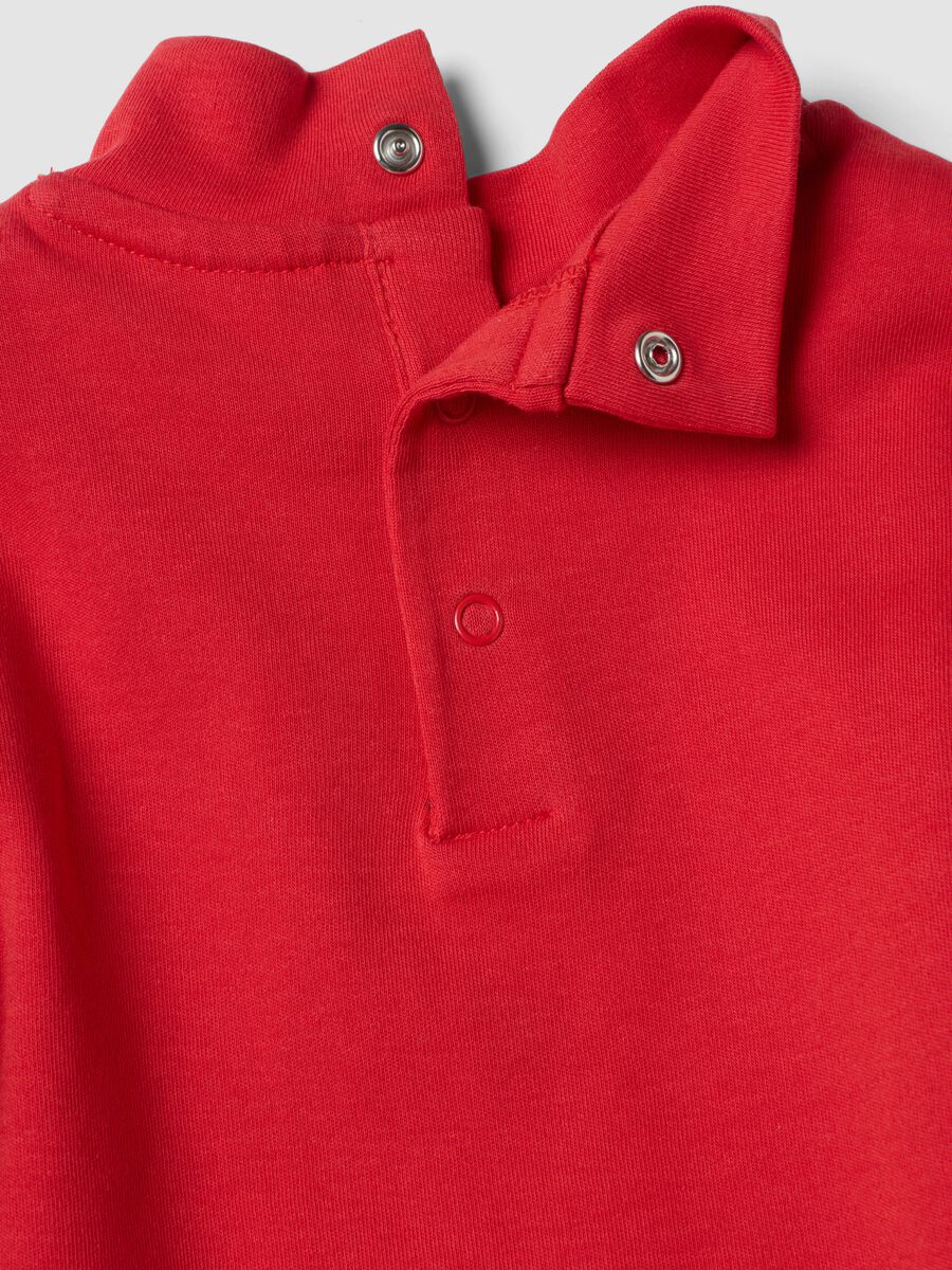 Red organic cotton T-shirt with raised collar_3