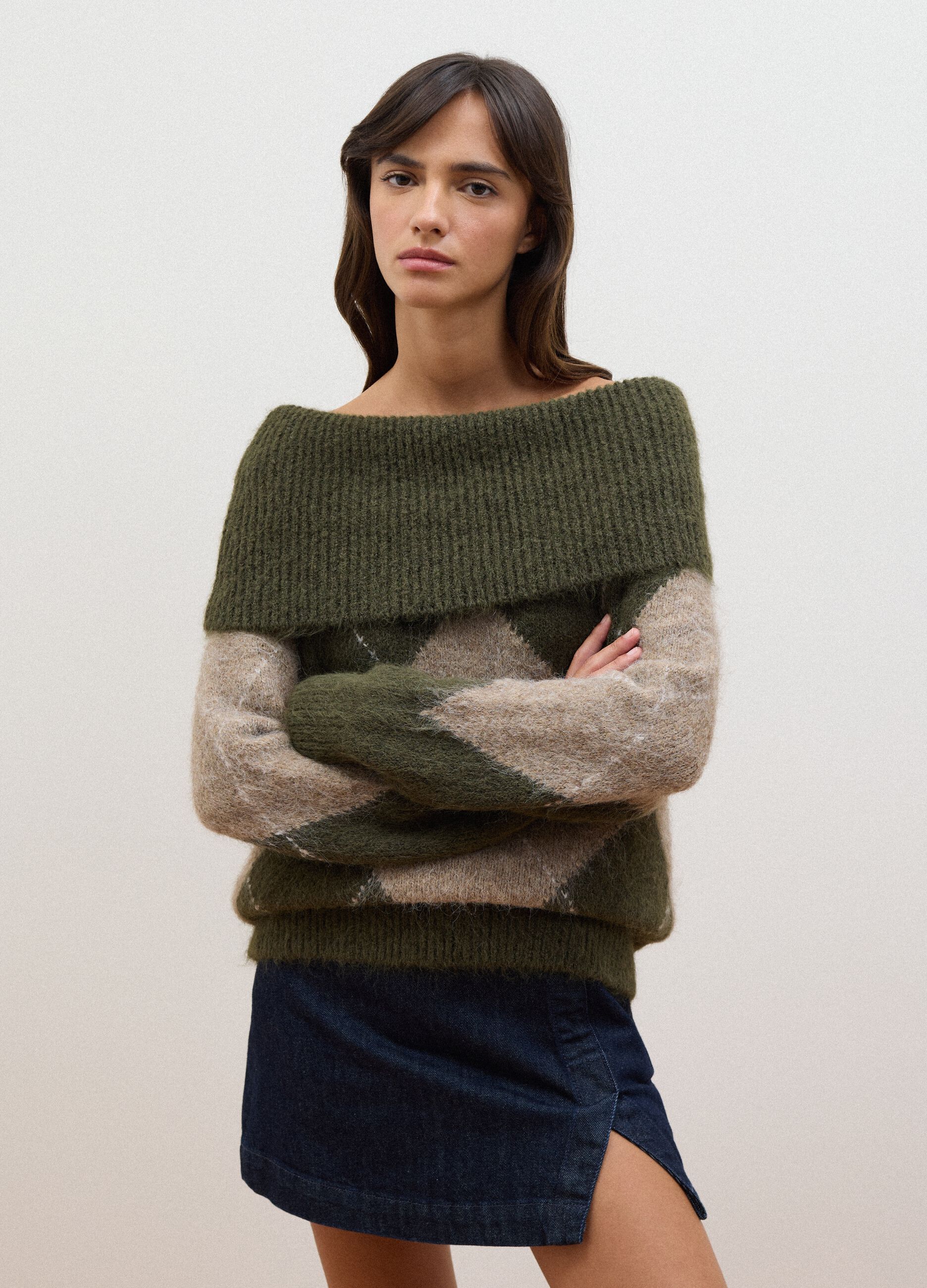 Maglione verde in lana elasticizzata con scollo a barchetta regular fit