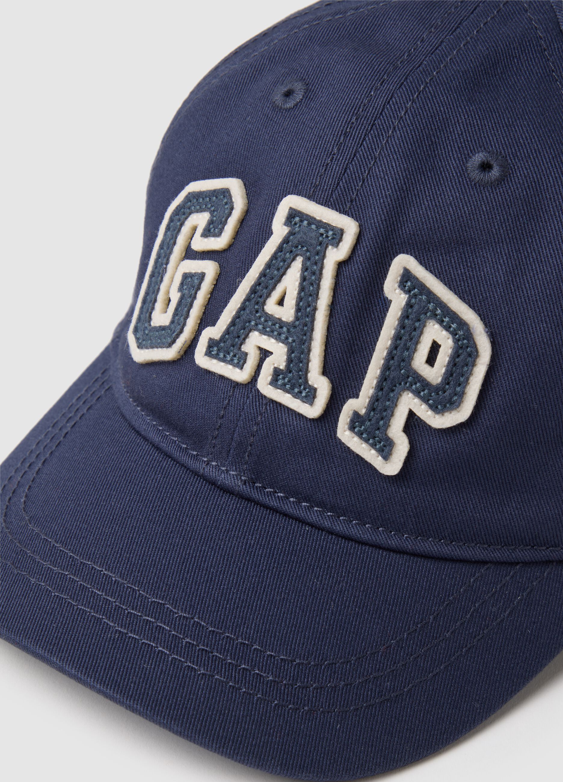 قبعة بيسبول مزينة بشعار GAP