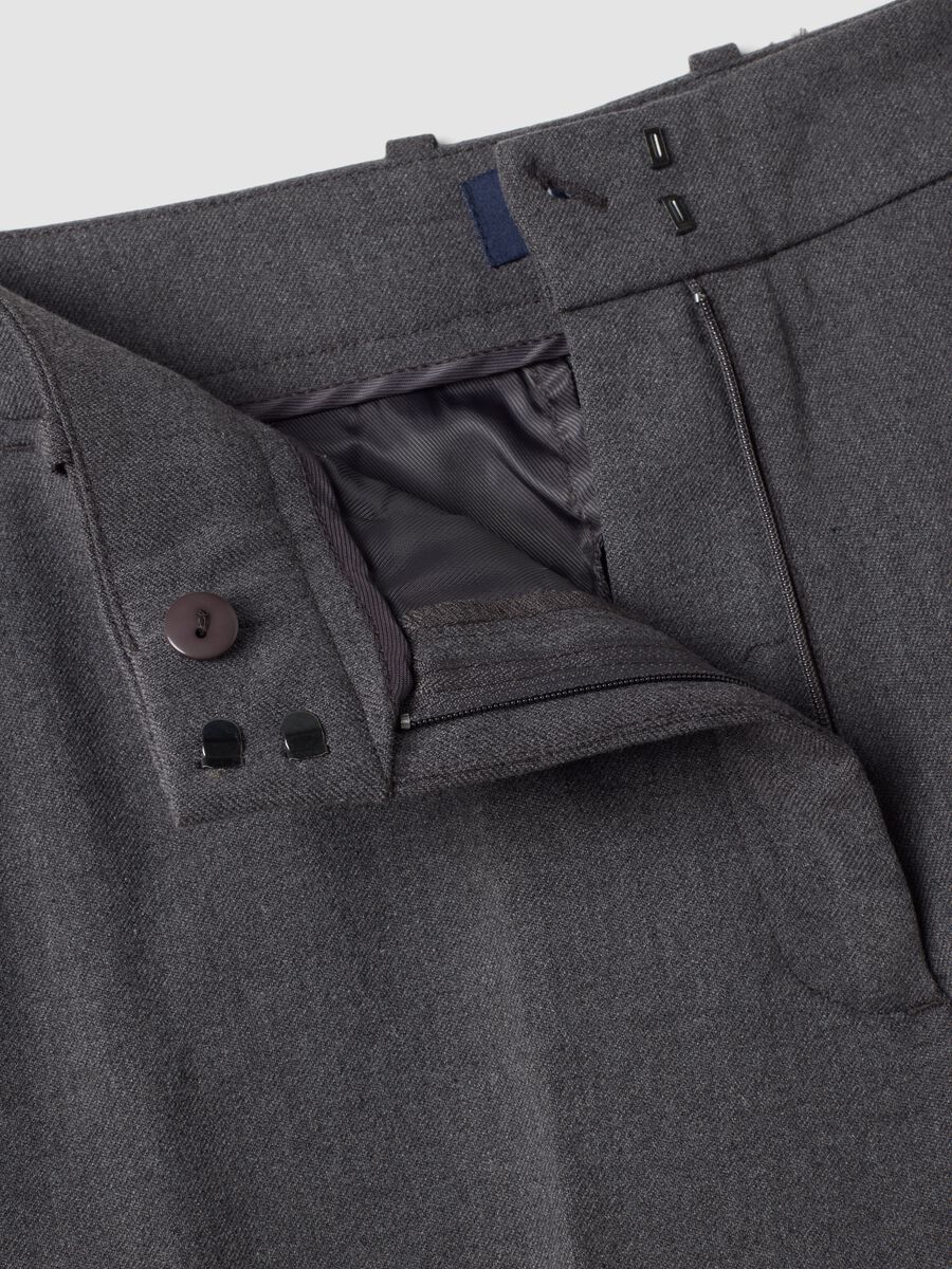Grey flared formal trousers in stretch viscose_5