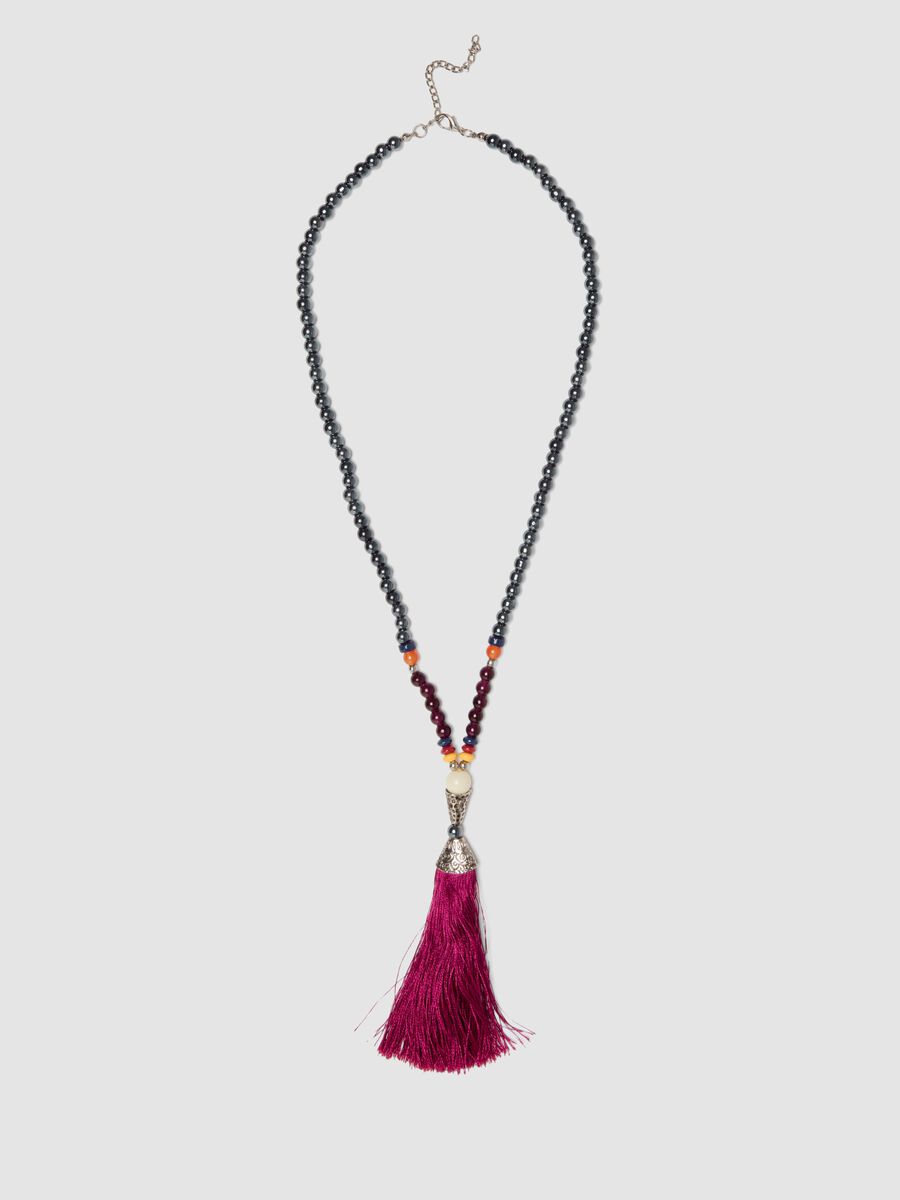 Red necklace with decorative tassel_0
