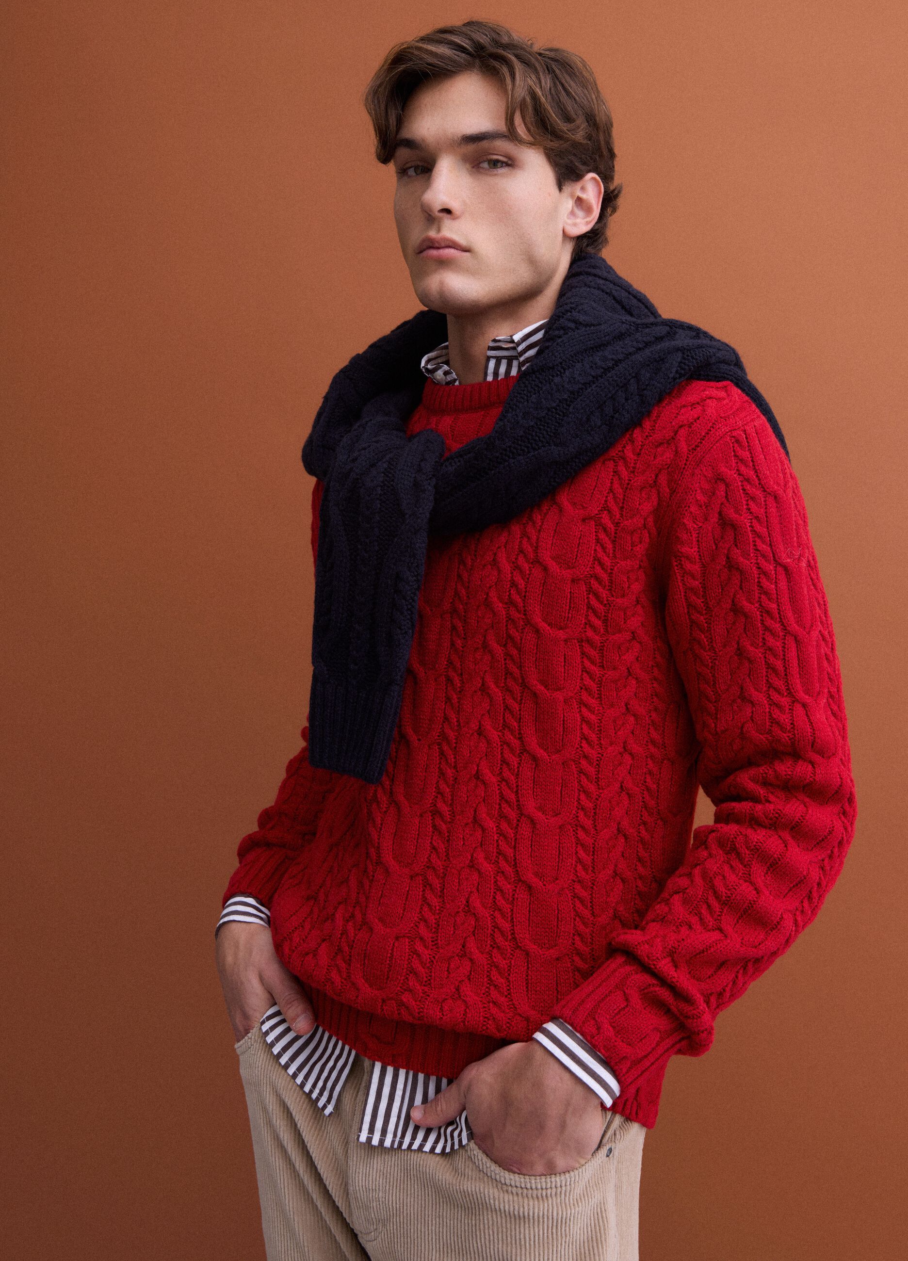 Maglia rossa girocollo in misto lana con lavorazione jacquard