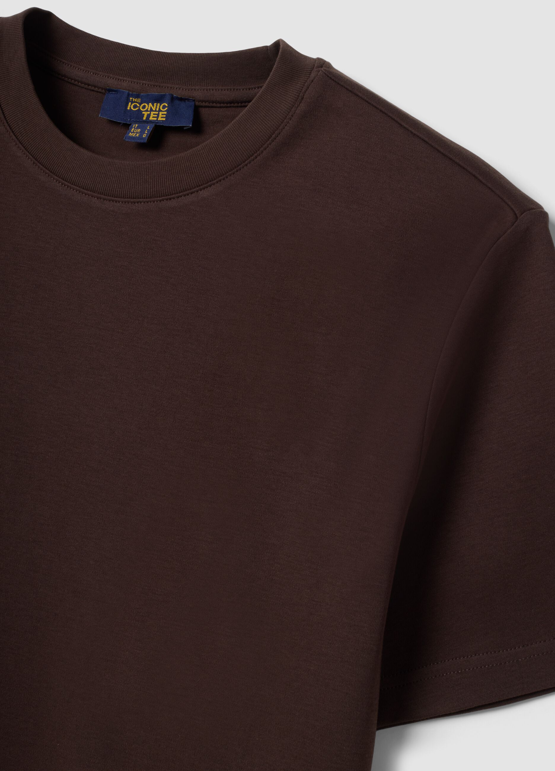 تي شيرت The Iconic Tee بني من قطن خالص بأكمام قصيرة وقصّة Regular
