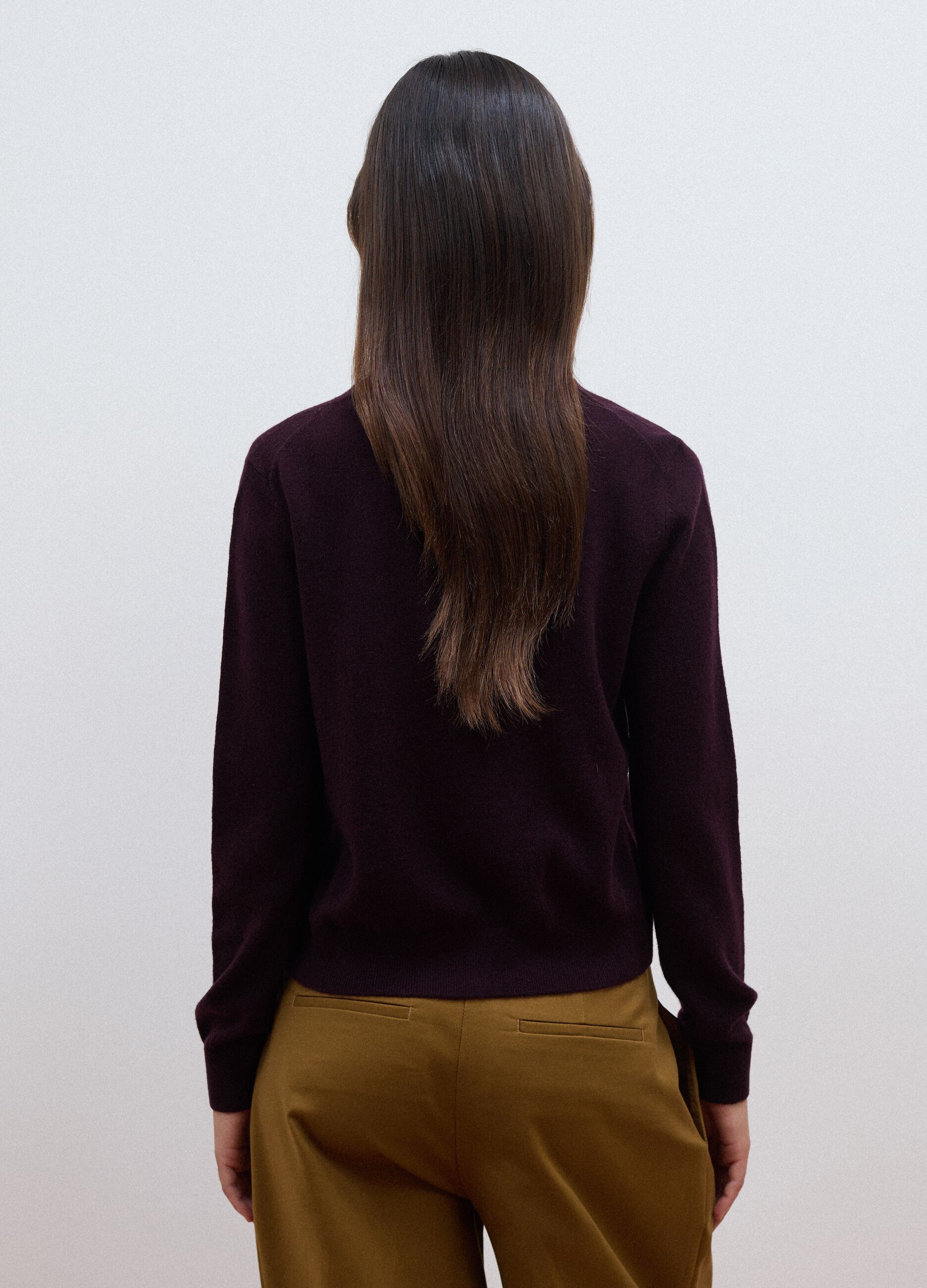 Cardigan viola in pura lana con girocollo e bottoni regular fit