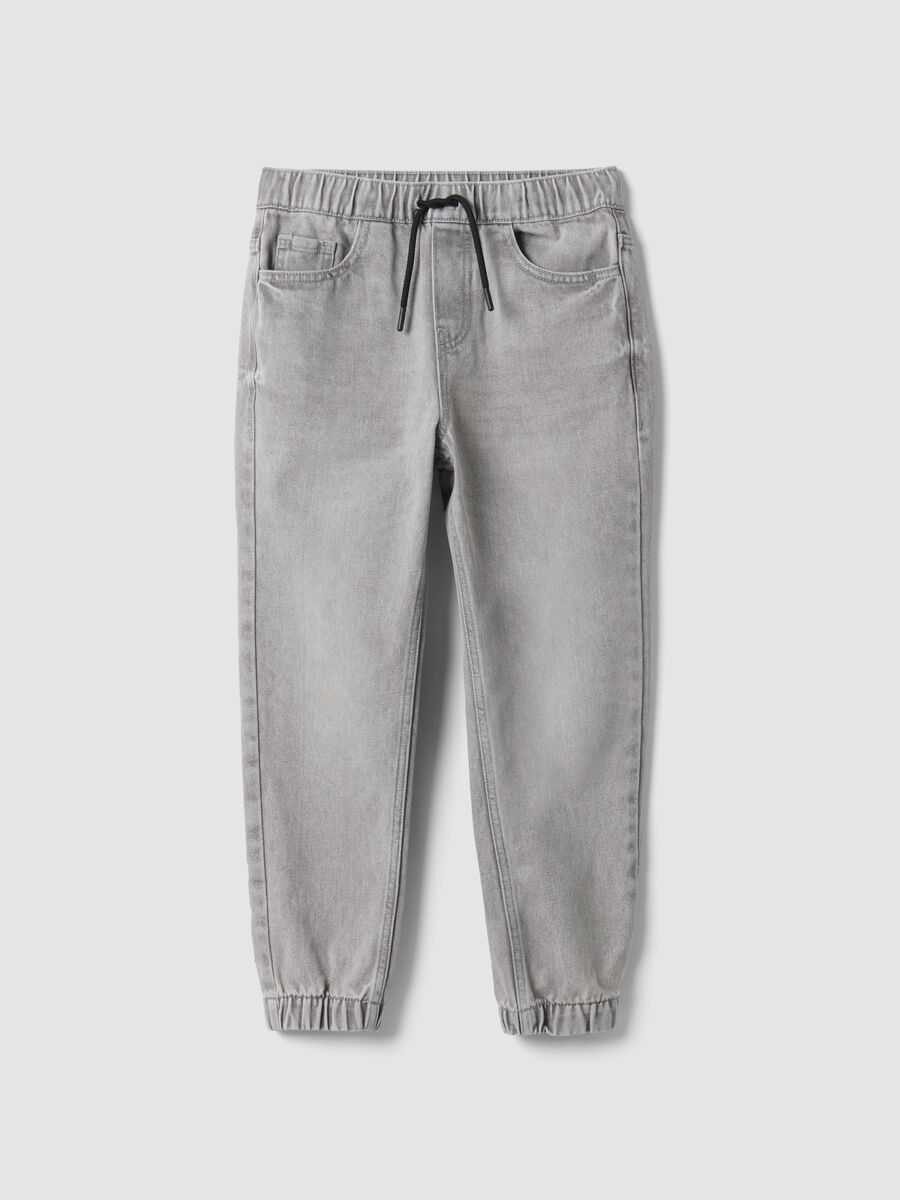 Grey jog denim in a cotton and viscose blend, relaxed fit for boys_3