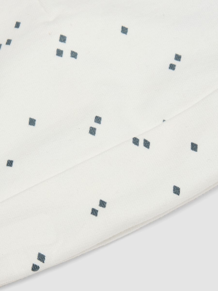 Set bianco con berretto e scarpine stampate_1