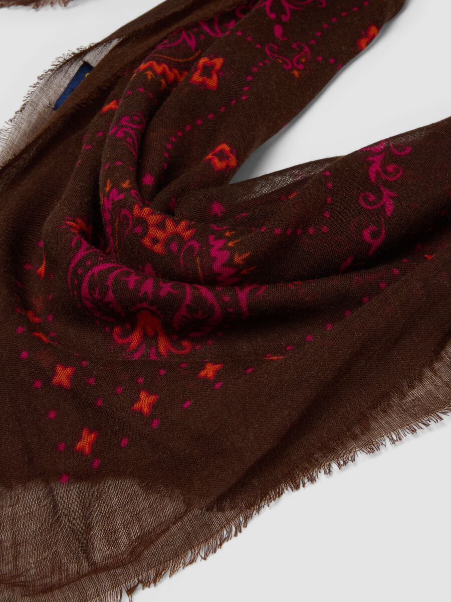 Foulard marrone in misto lana con stampa paisley_1