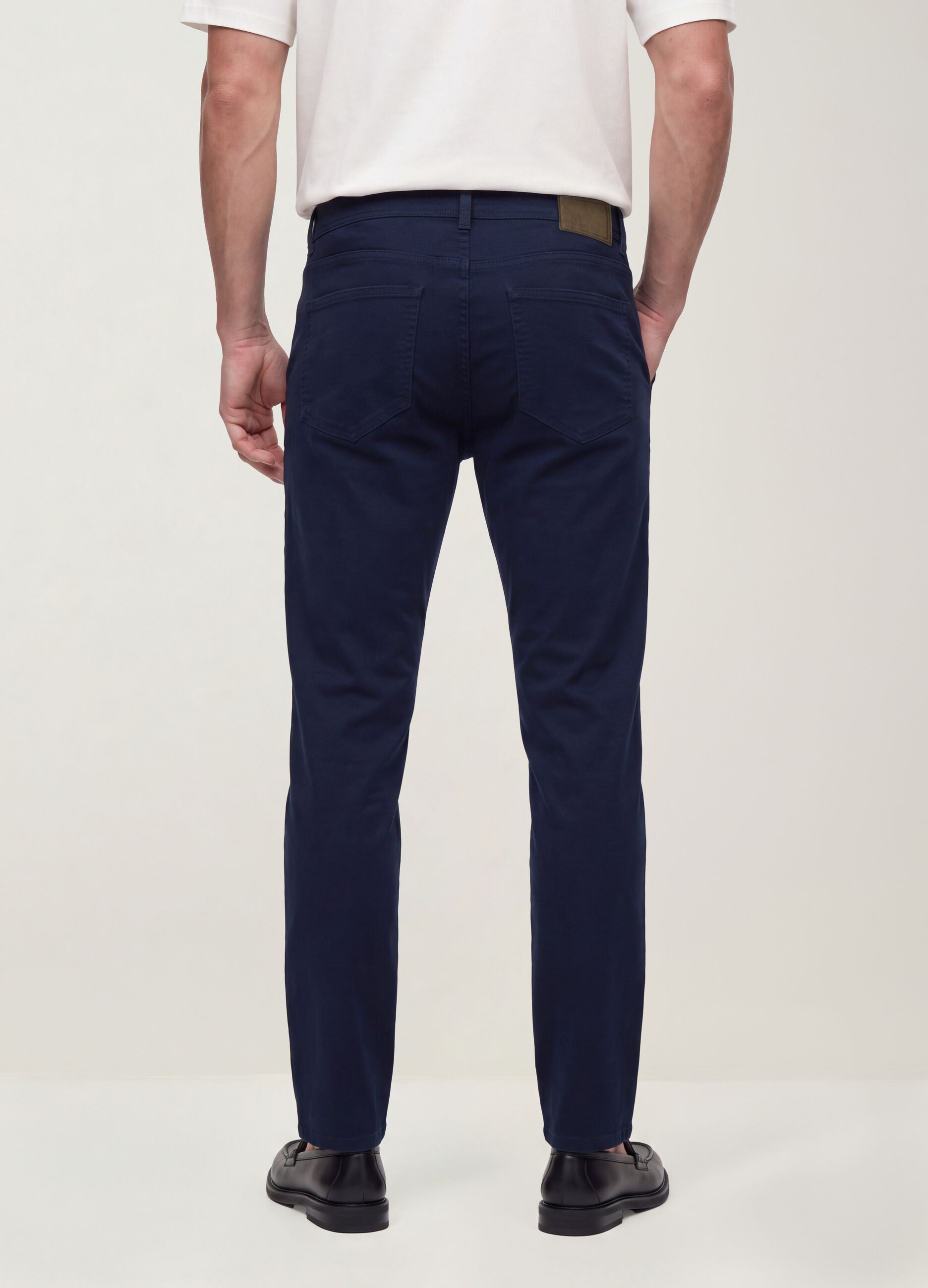 بنطال أخضر بقصّة Slim Fit من قطن دوبّي مطاطي