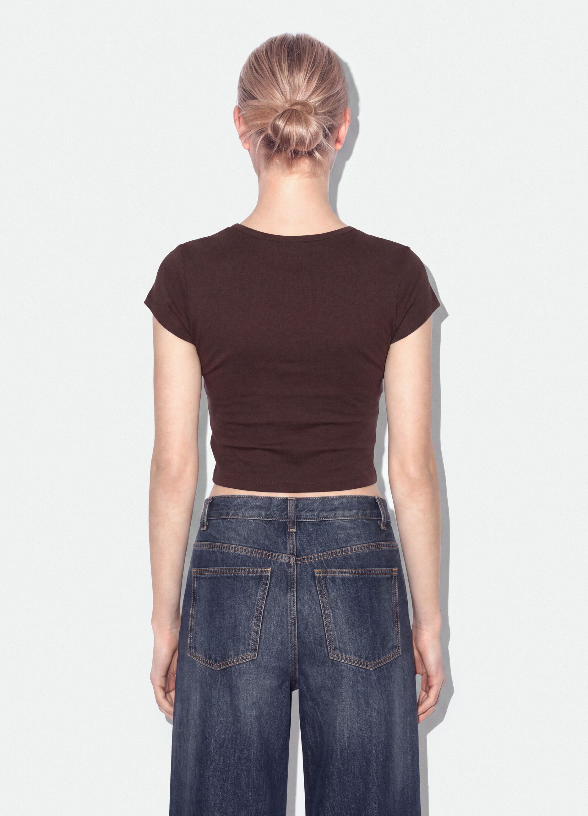 T-shirt marrone in puro cotone a girocollo con scritta
