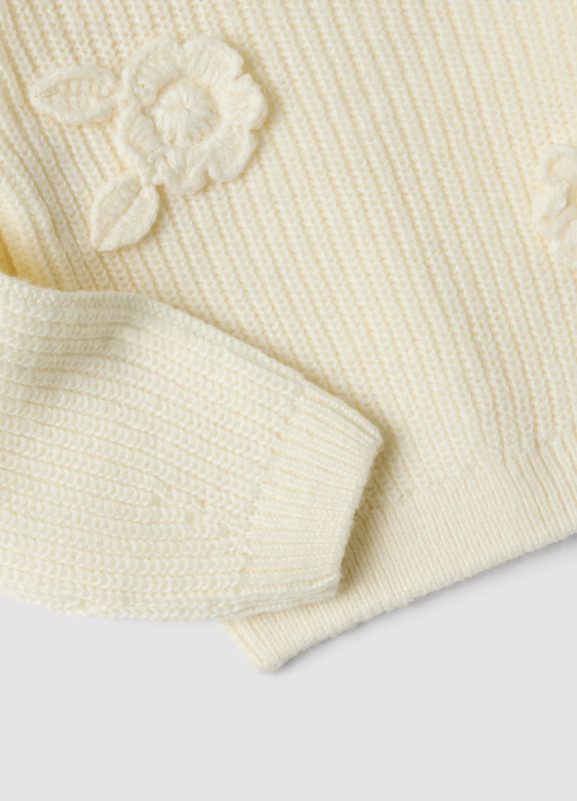 White ribbed crew-neck top with appliqu&eacute; flowers