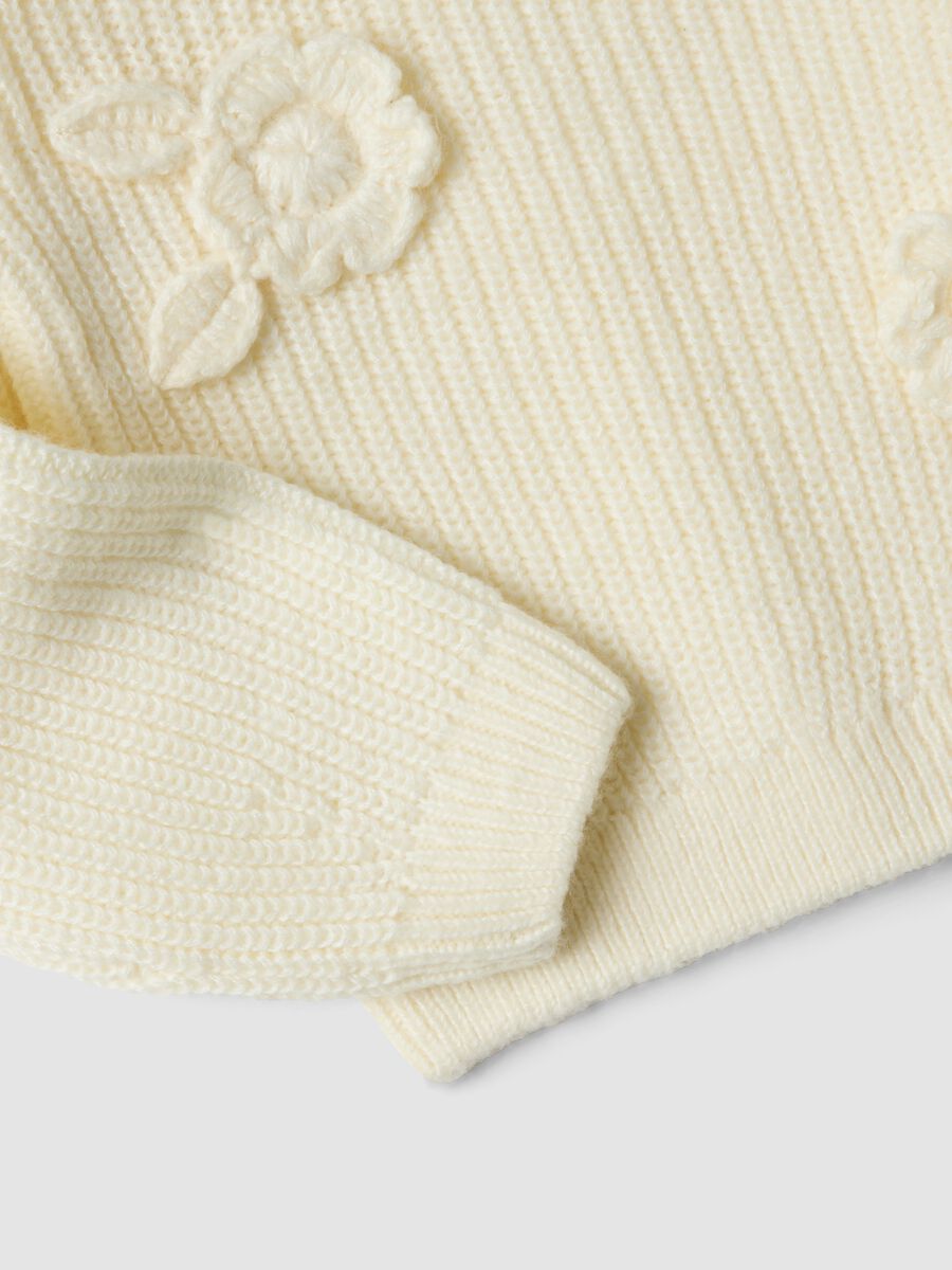 White ribbed crew-neck top with appliqu&eacute; flowers_2