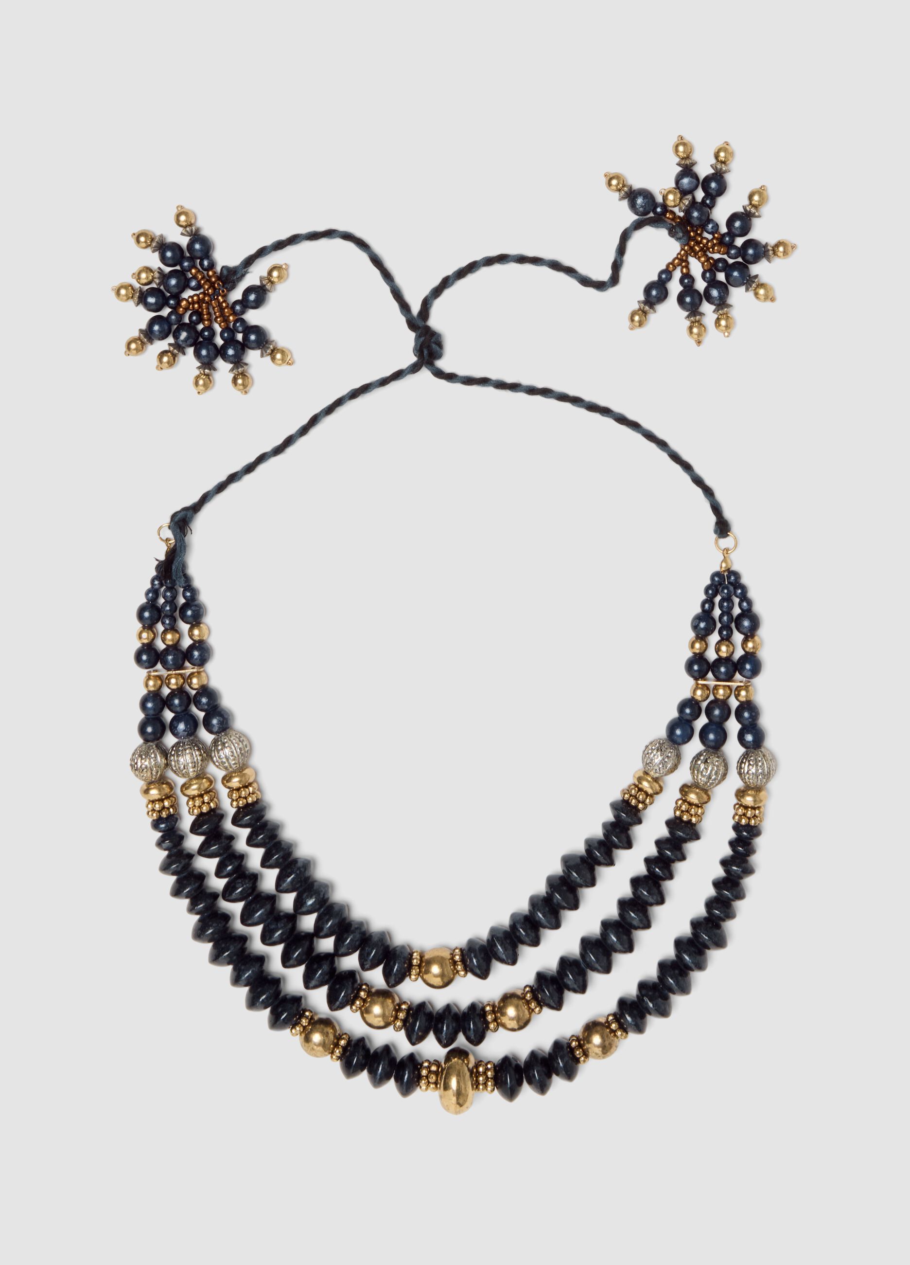 Collana blu scuro a tre fili con perline