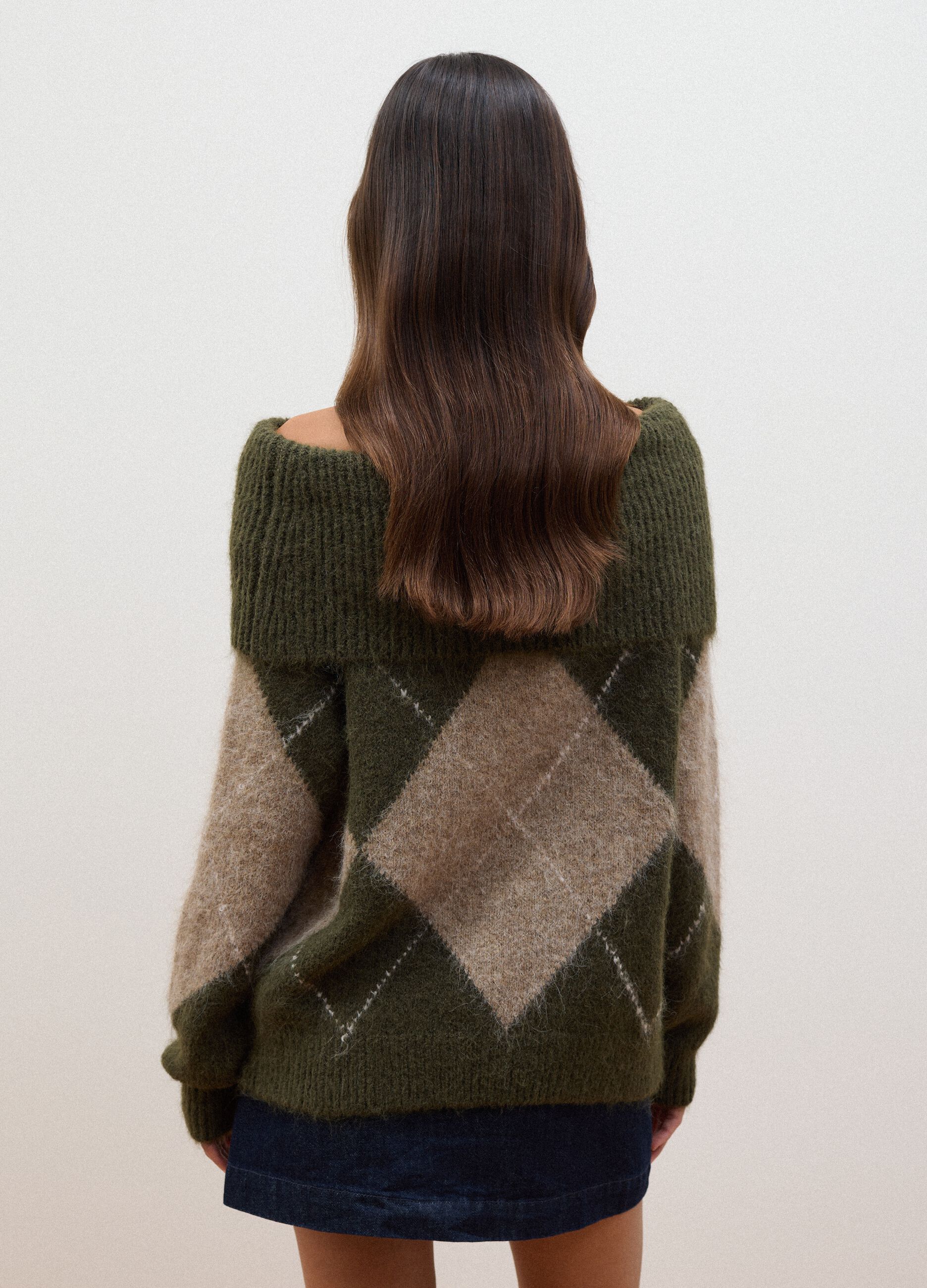 Maglione verde in lana elasticizzata con scollo a barchetta regular fit