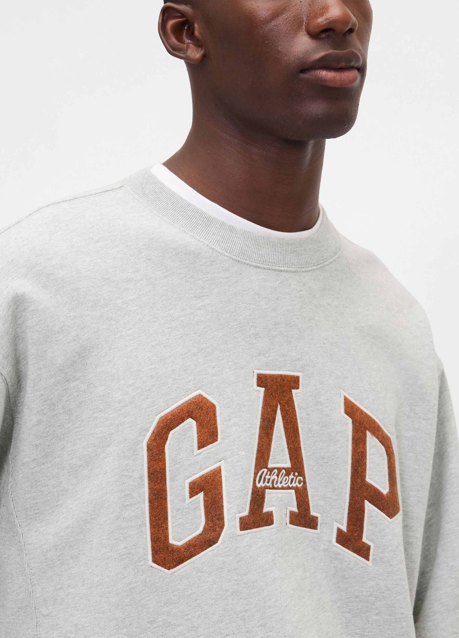 سويت شيرت بشعار GAP