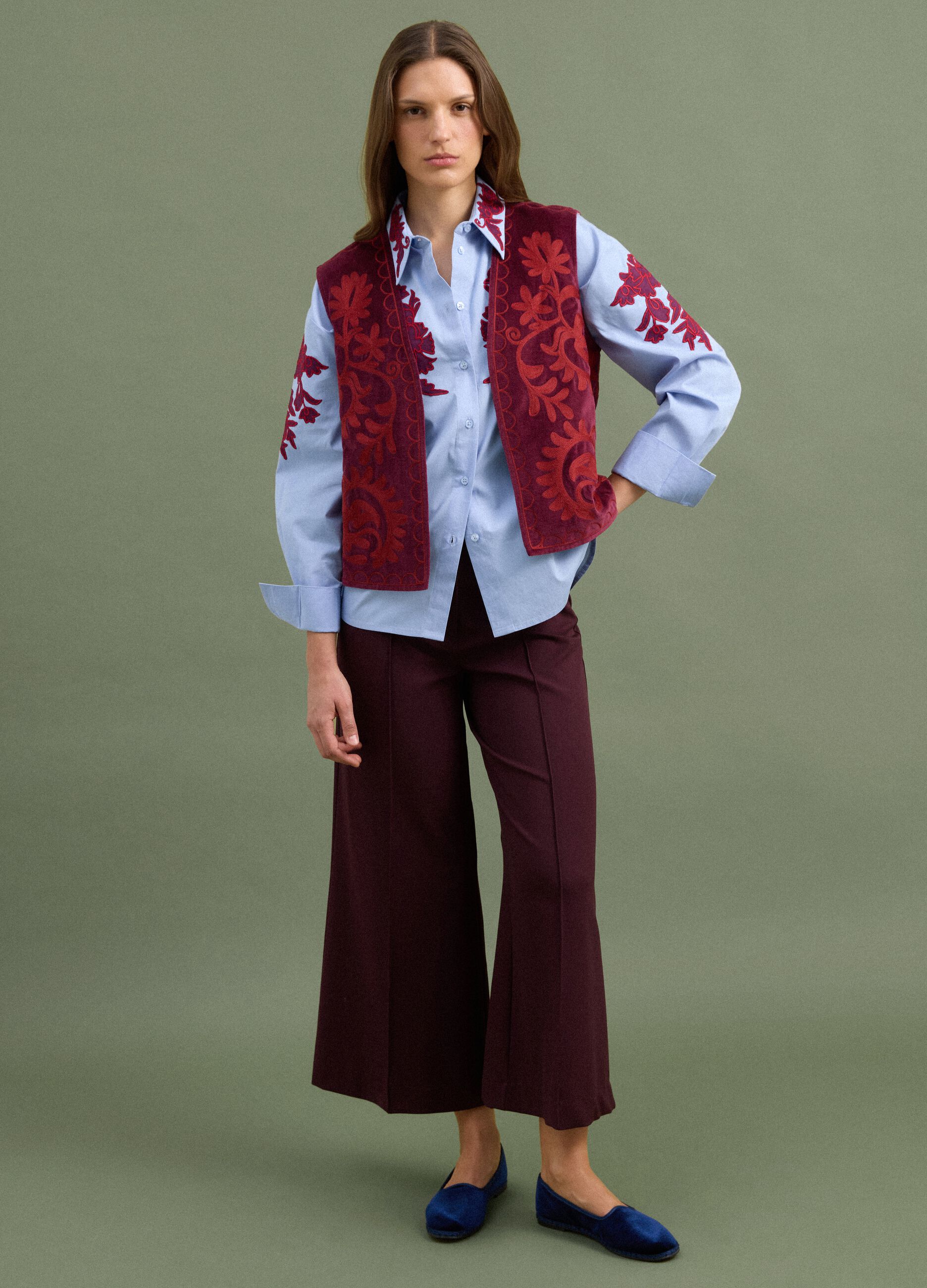 Gilet rosso in puro cotone con ricami floreali