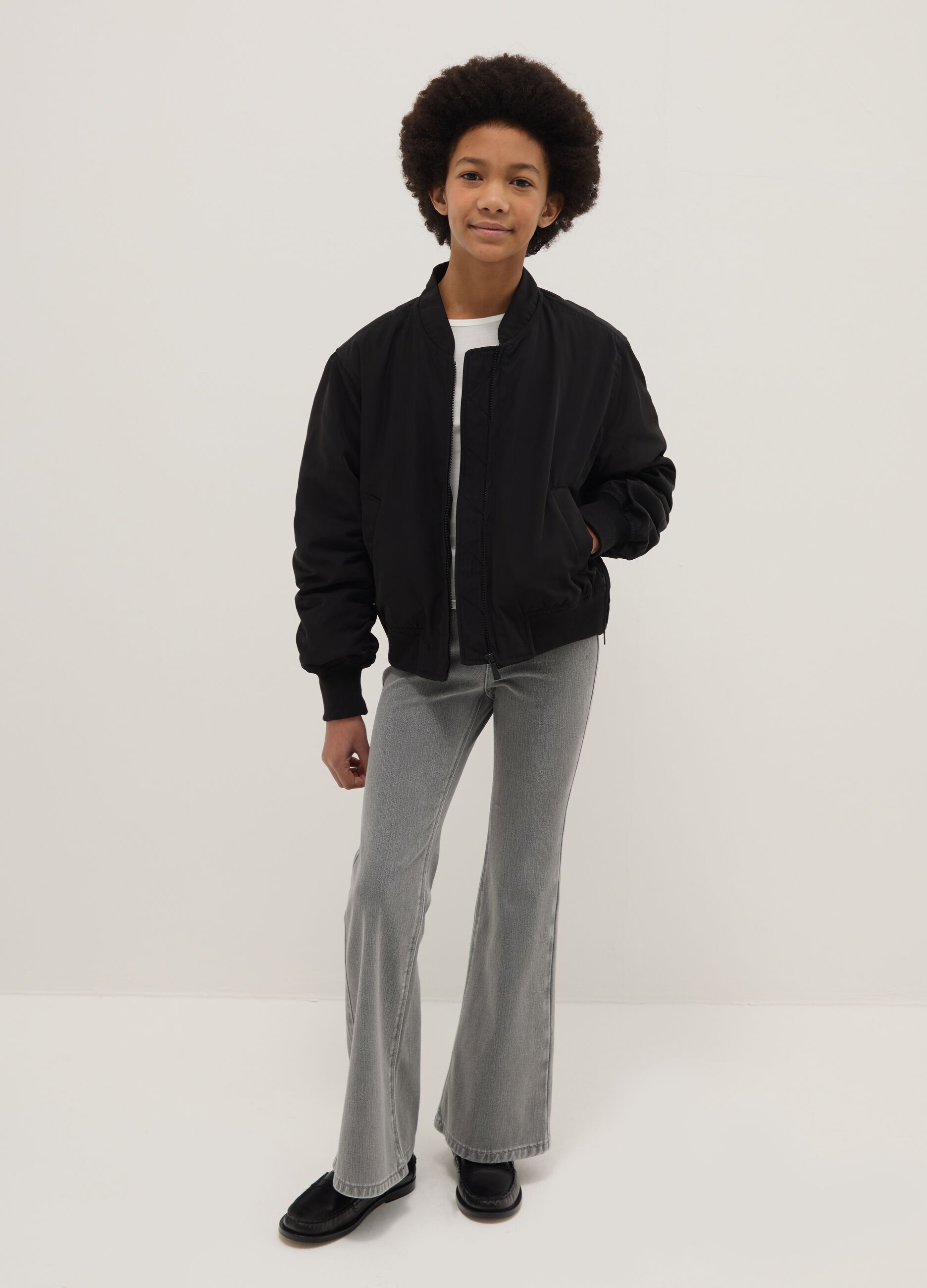 بنطلون جينز رمادي واسع من الأسفل للبنات