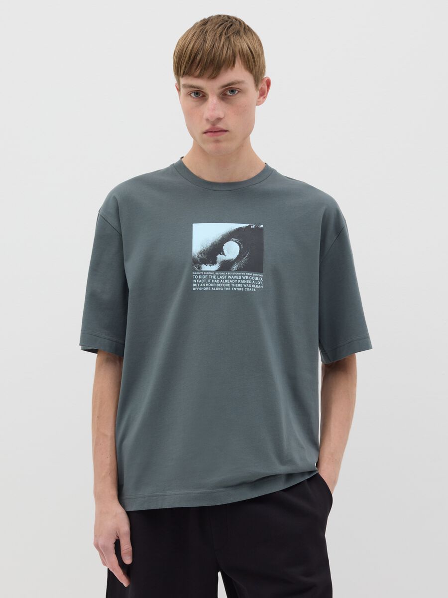 Men&rsquo;s green boxy-fit T-shirt in 100% cotton with print_0