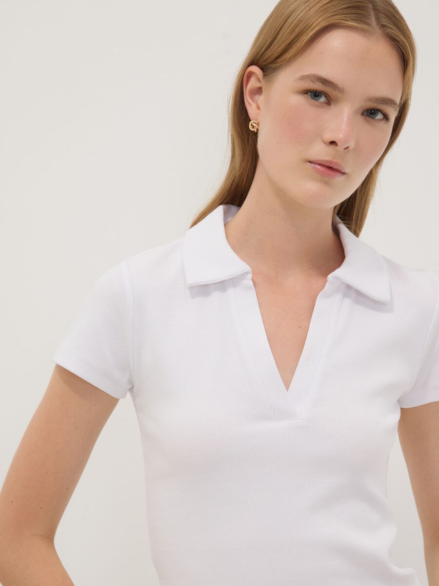 White stretch cotton polo shirt with open V-neck, regular fit_2