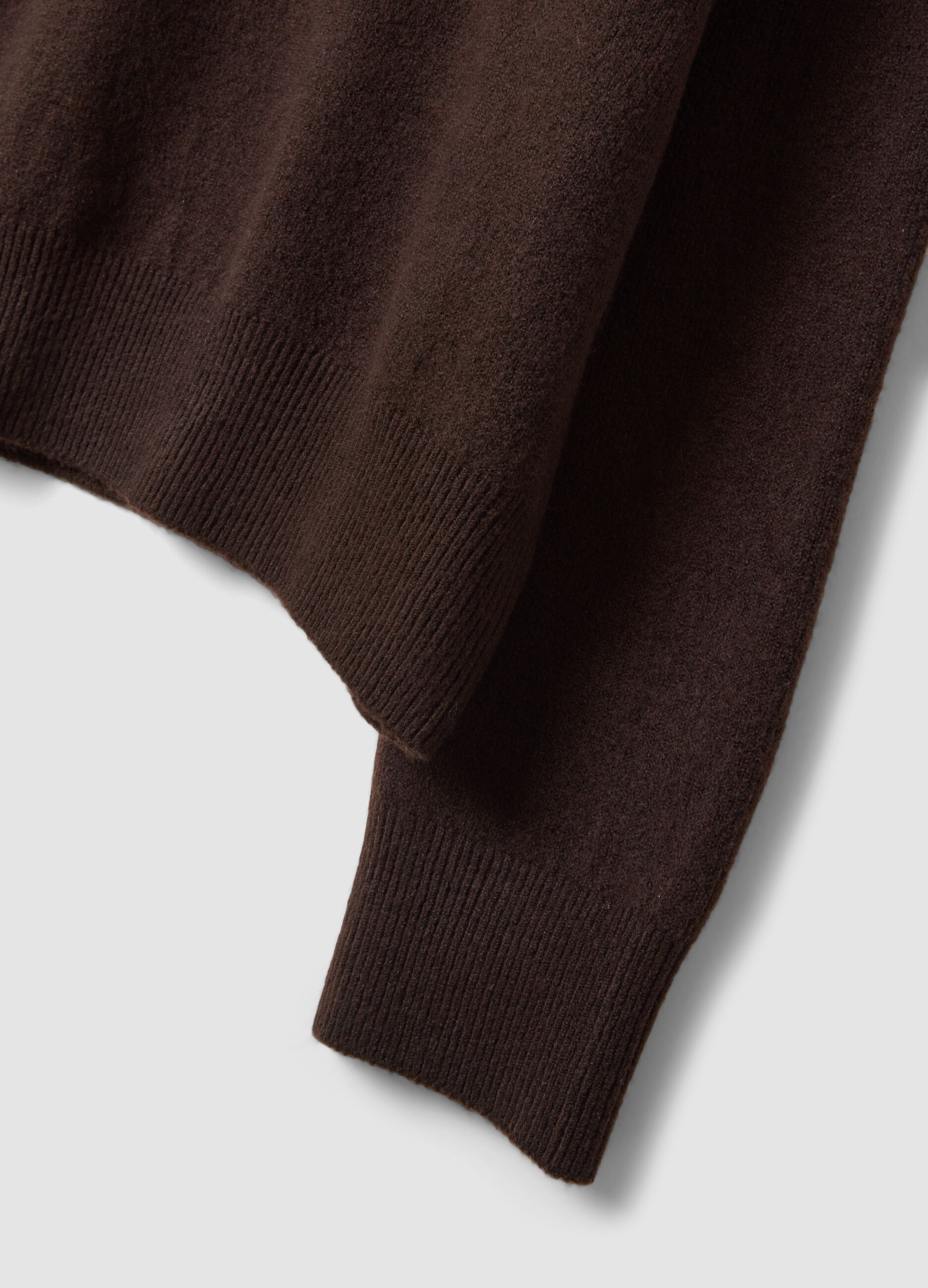 Maglia marrone in lana elasticizzata a girocollo