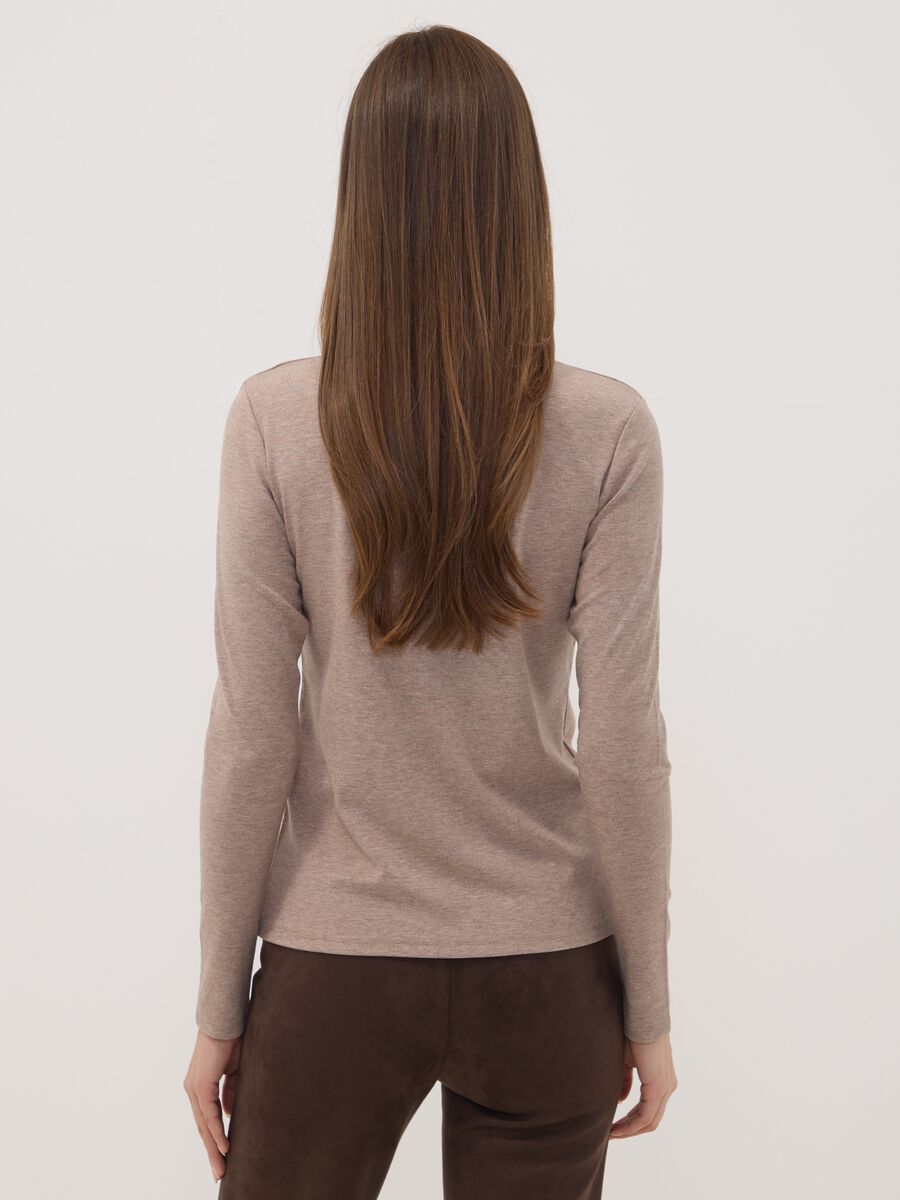 T-shirt beige in viscosa elasticizzata con girocollo_3