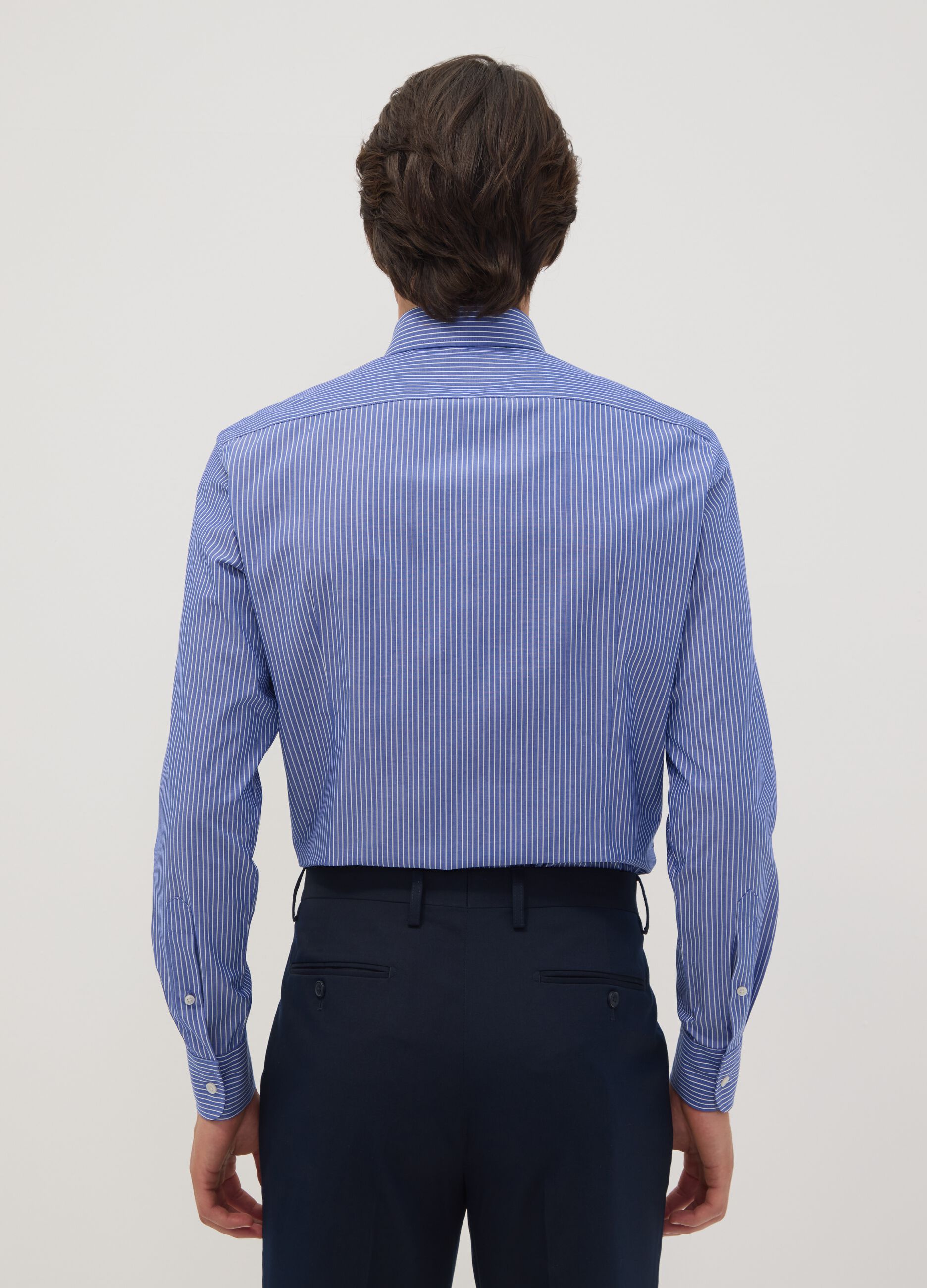 قميص أزرق بمزيج من القطن بياقة زرّية (Button-Down) بقصّة سليم وسهل الكيّ