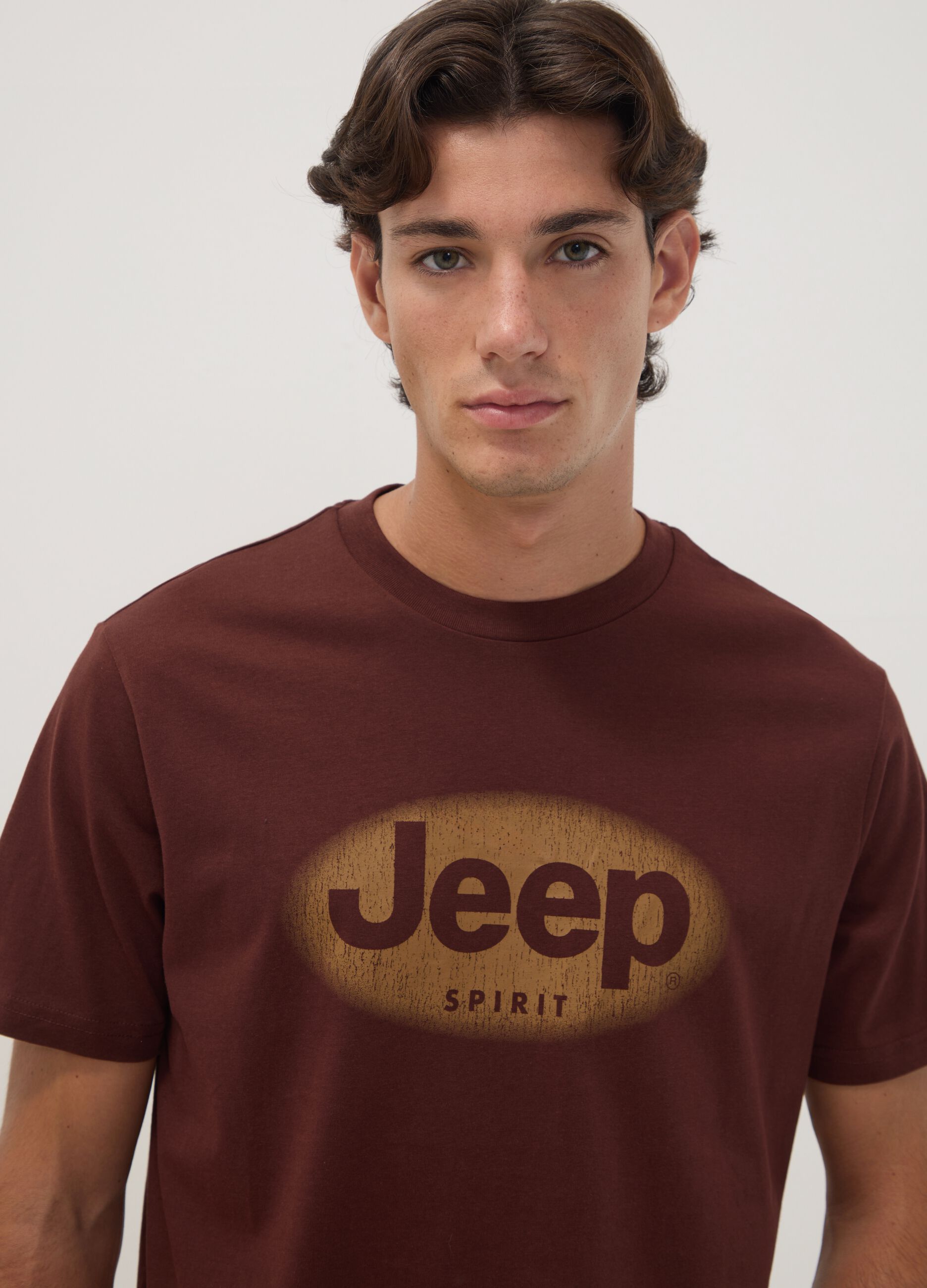 تي شيرت بني من قطن خالص بياقة دائرية وطبعة Jeep