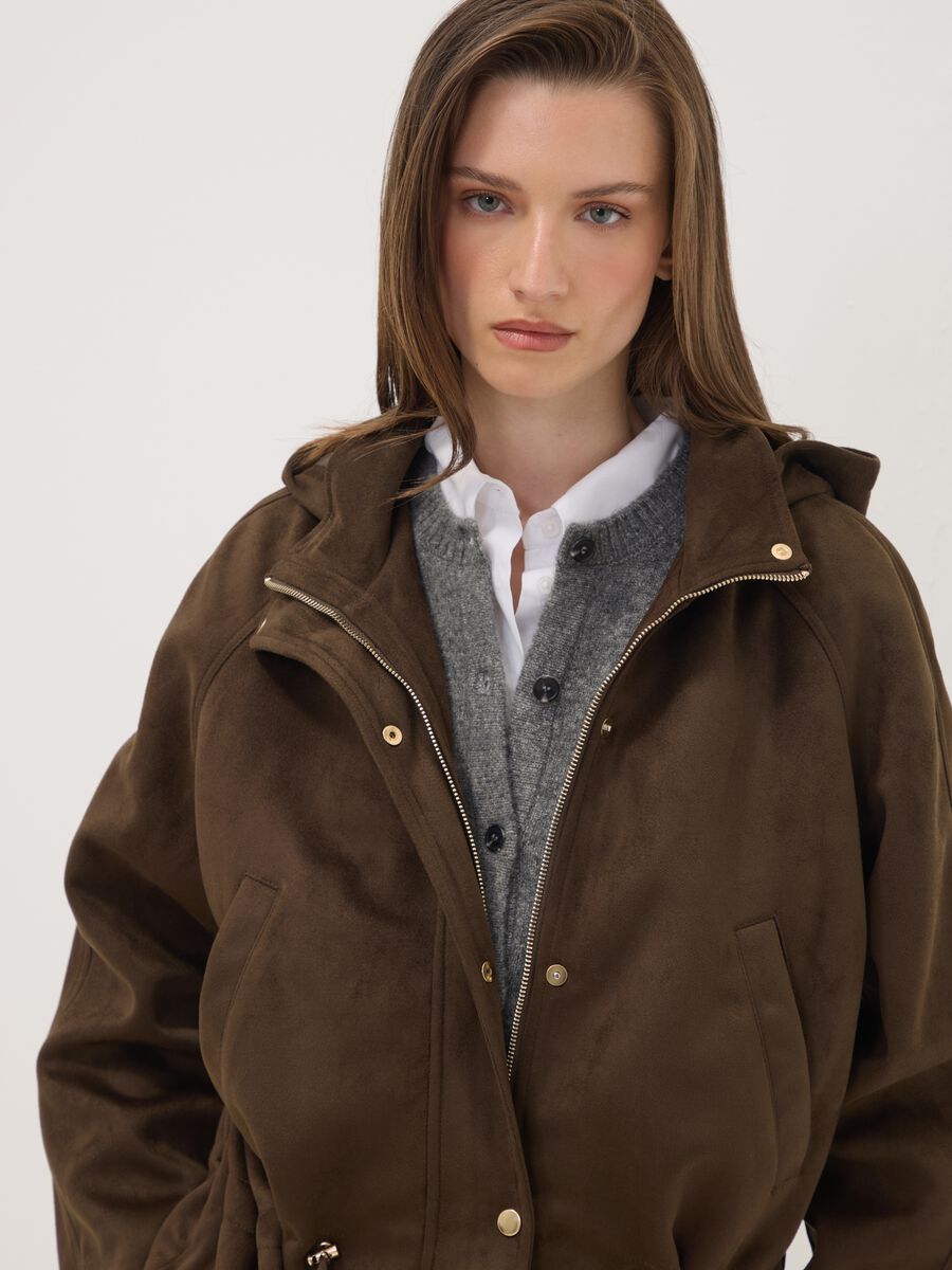 Parka marrone con cappuccio e chiusura zip e bottoni_0