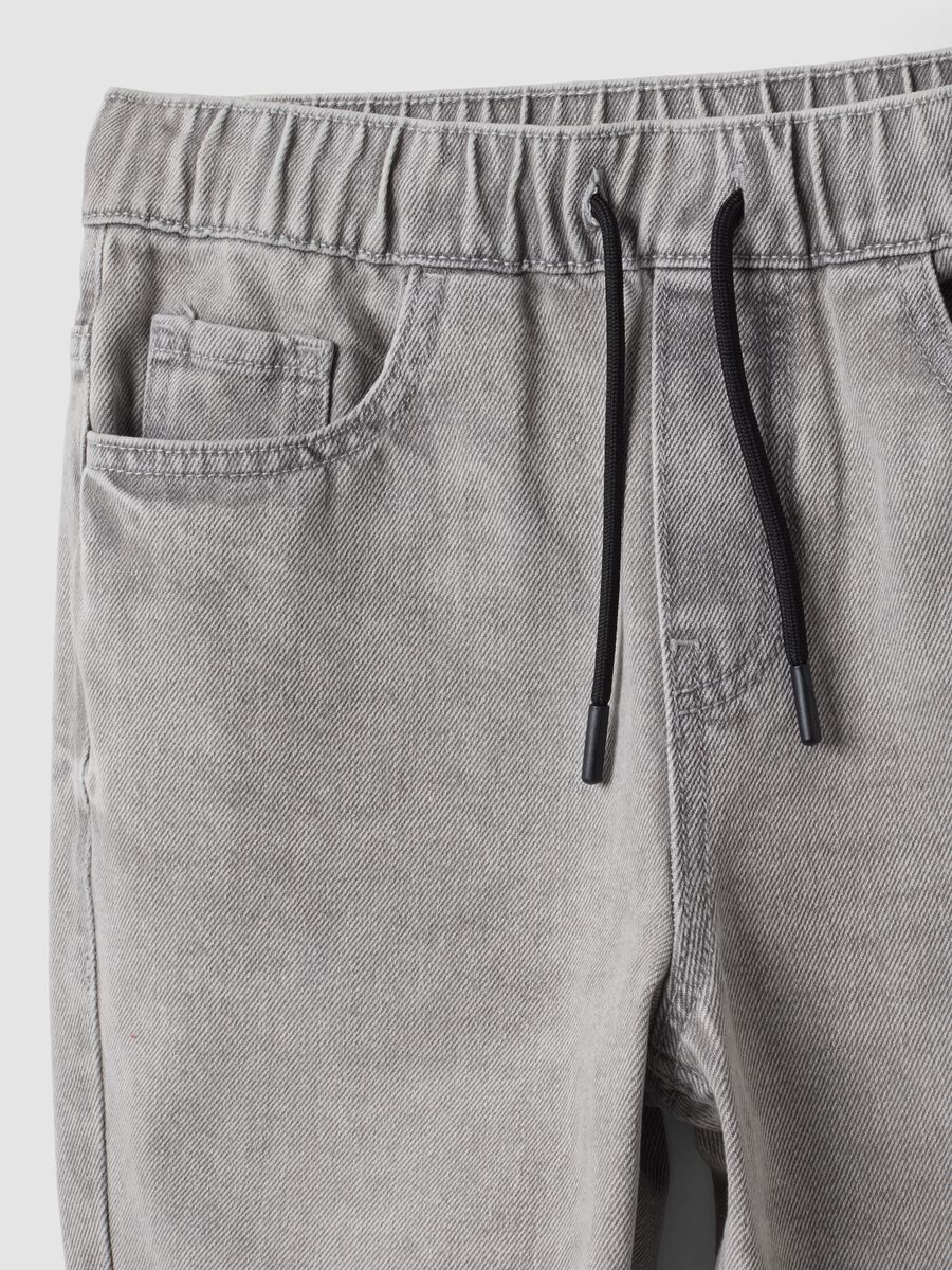 Grey jog denim in a cotton and viscose blend, relaxed fit for boys_4