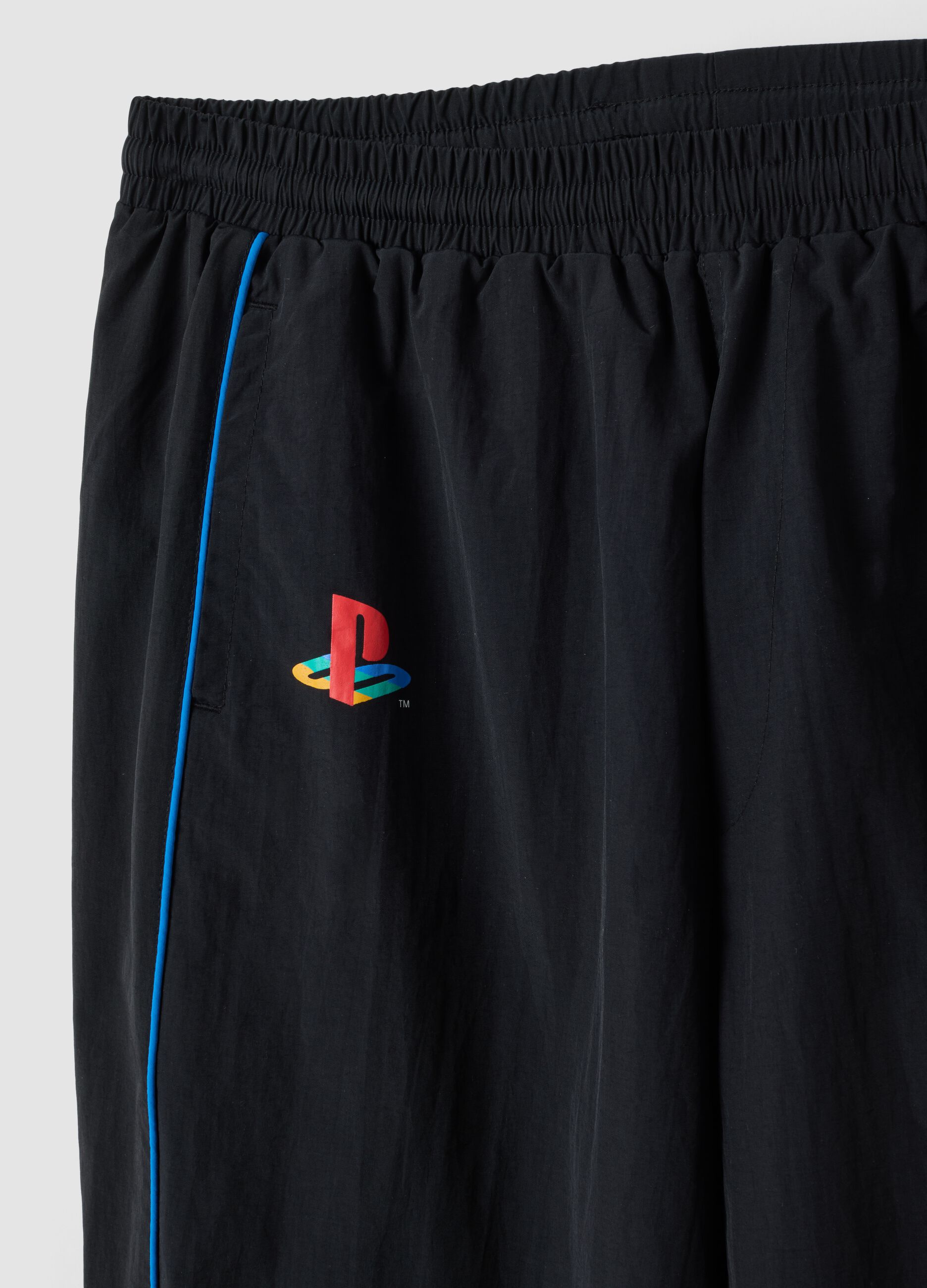 بنطال لياقة أسود من PlayStation بتفاصيل حواف متباينة