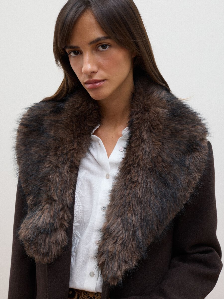 Long brown wool and viscose-blend coat with contrasting collar_2