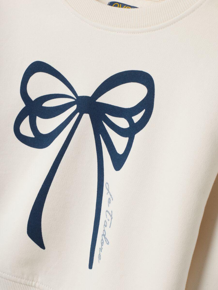 White 100% cotton sweatshirt with crew neck and bow print_2