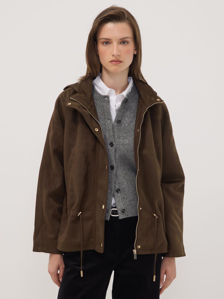 Parka marrone con cappuccio e chiusura zip e bottoni_1