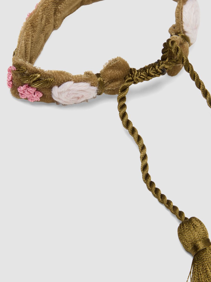 Green bracelet with embroidered flowers and tassels_2