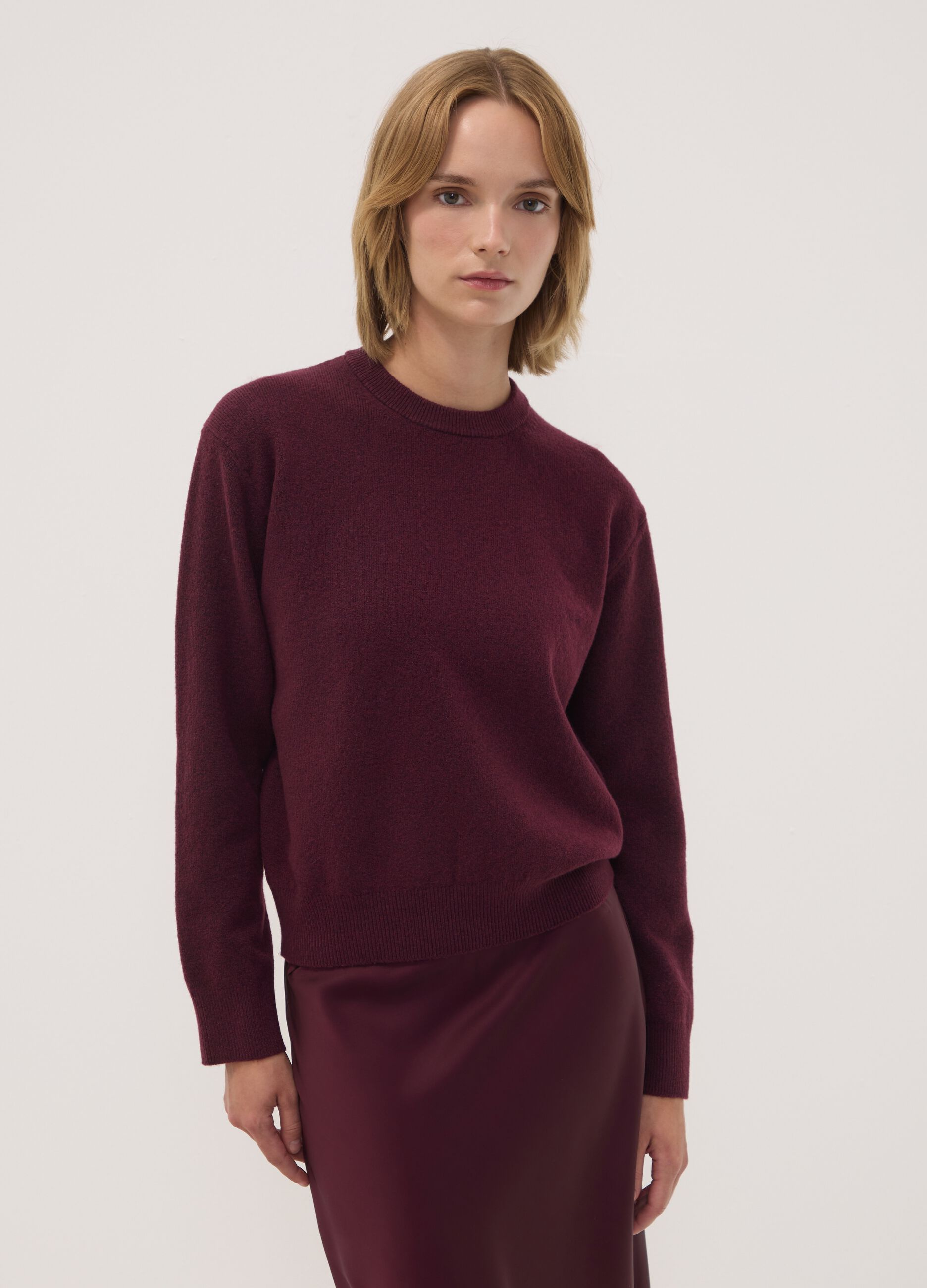 Maglia viola in lana elasticizzata a girocollo