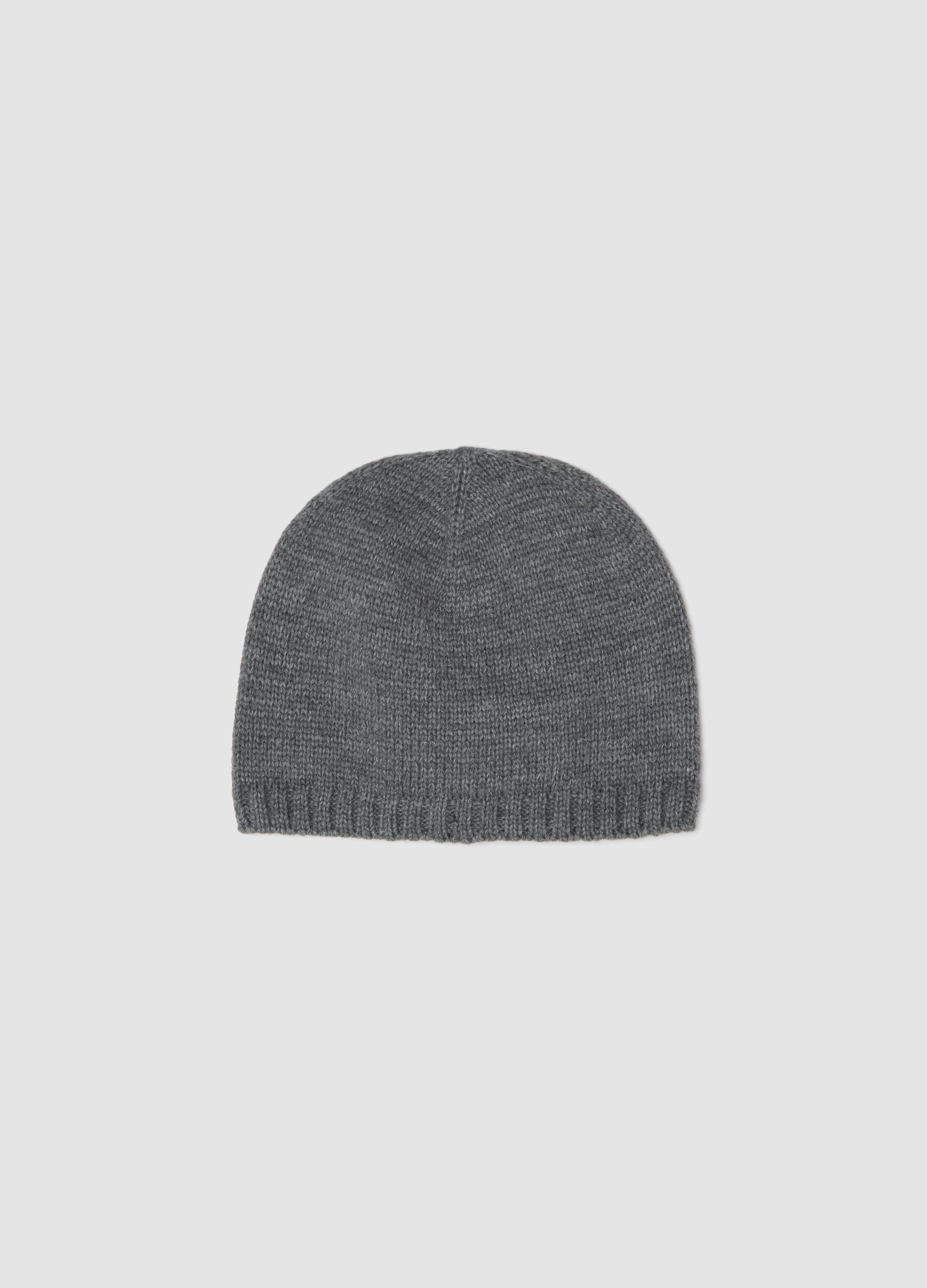 Cappello grigio a costine