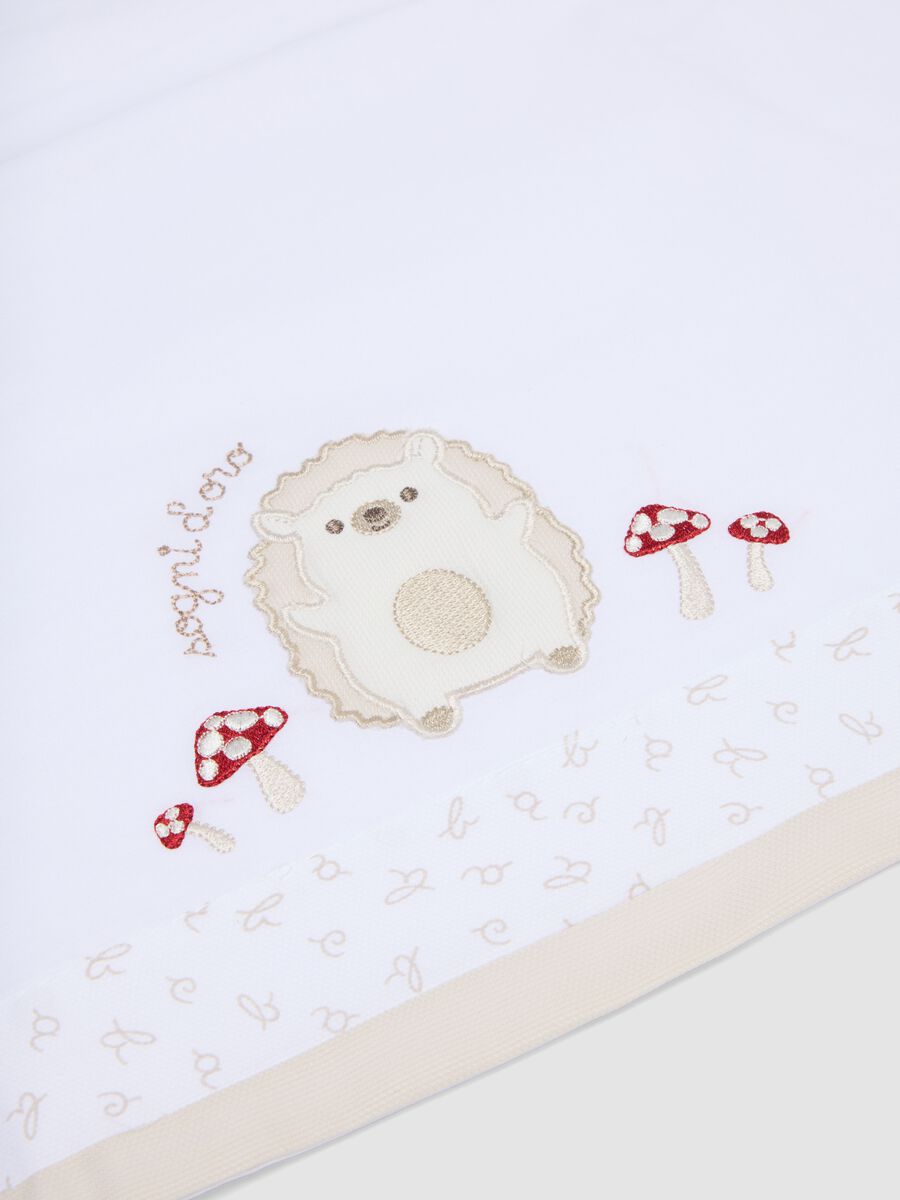 White 100% cotton baby sheet with hedgehog embroidery_1