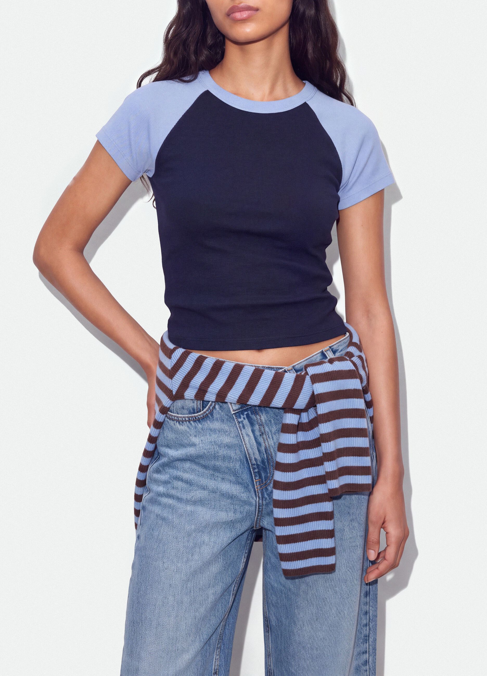 T-shirt blu in cotone elasticizzato a girocollo con maniche a contrasto