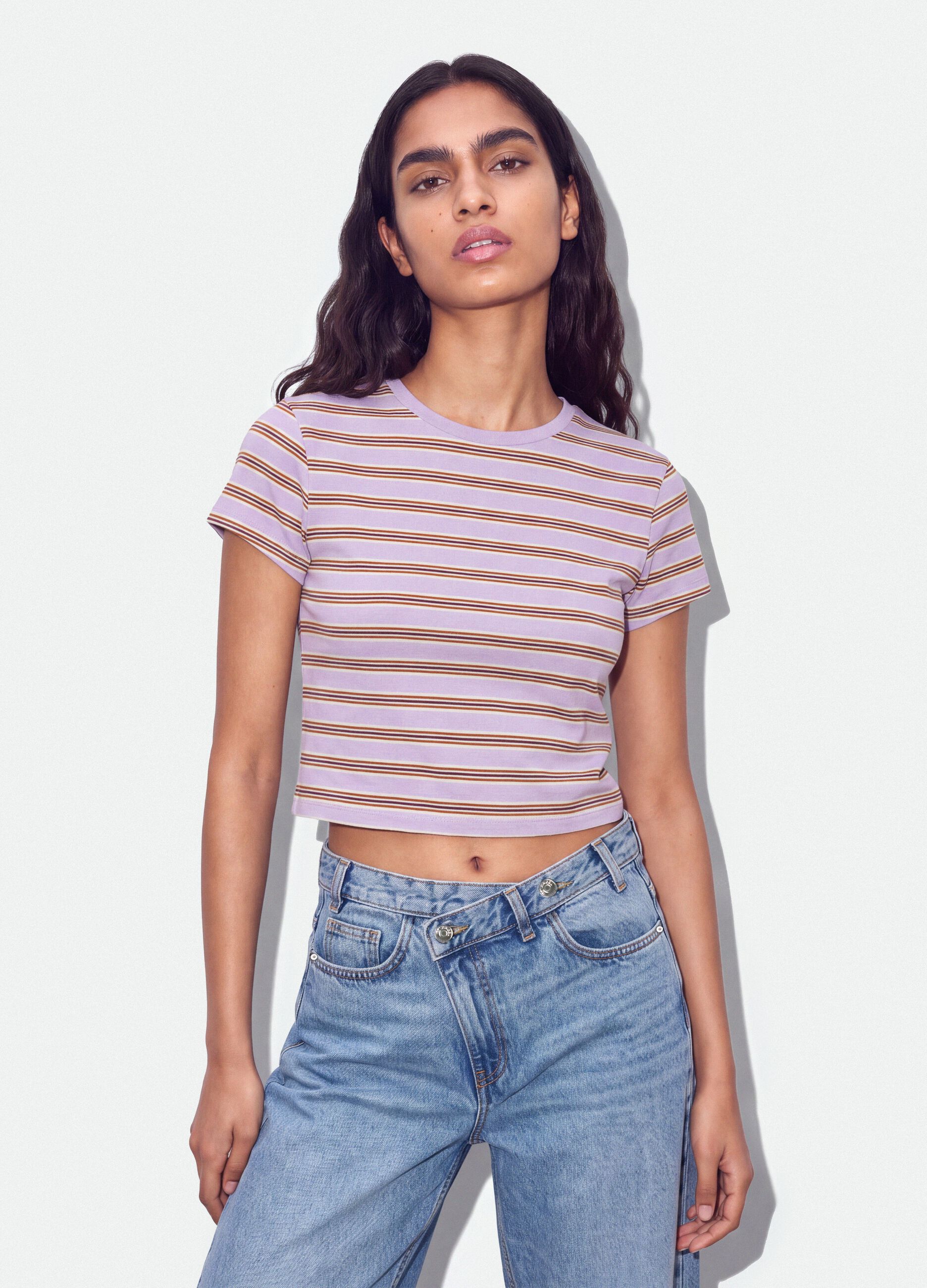 T-shirt crop viola in puro cotone a righe con stampa