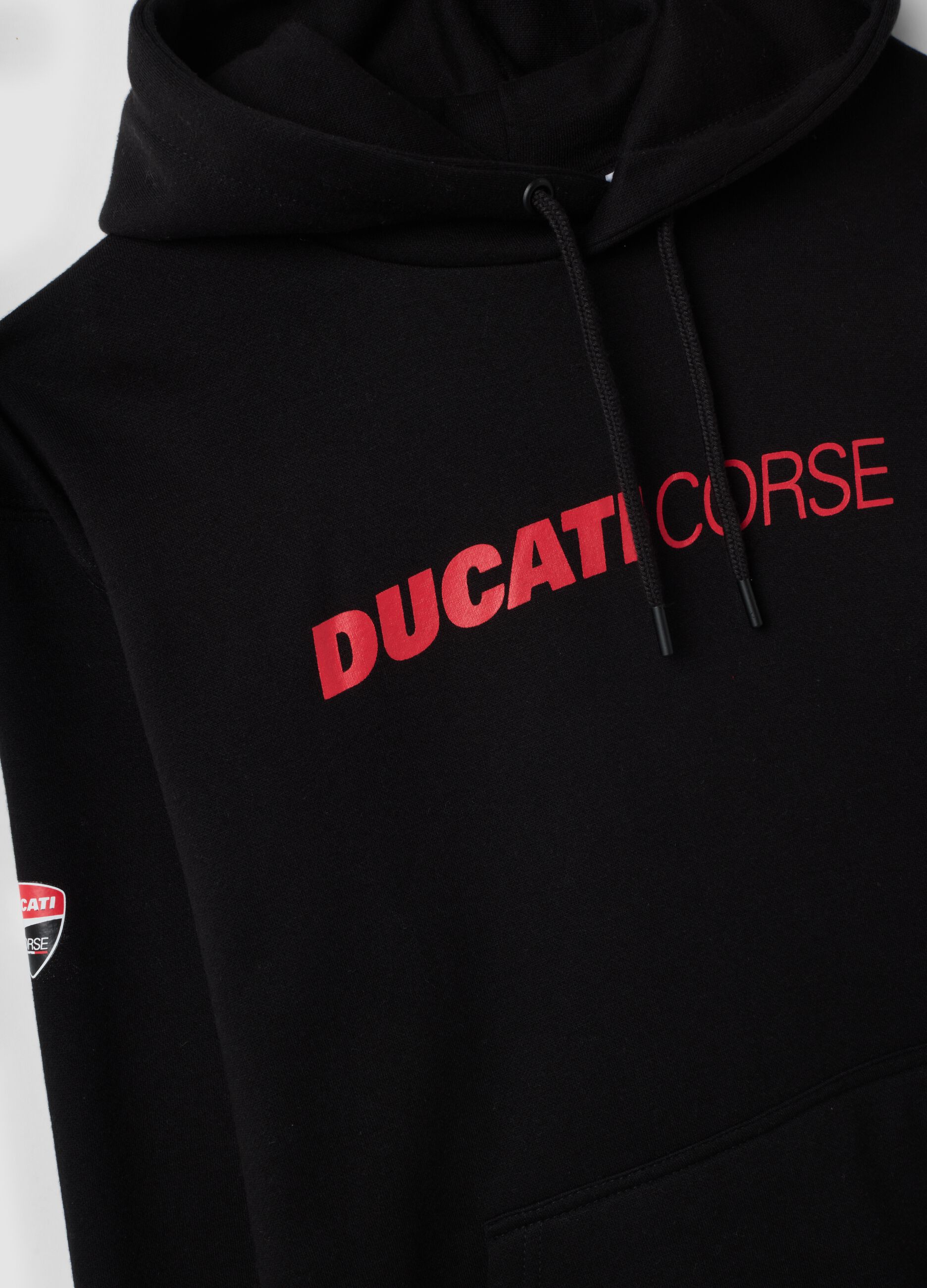 هودي أسود بمزيج قطن مع طبعة Ducati وقصّة مريحة