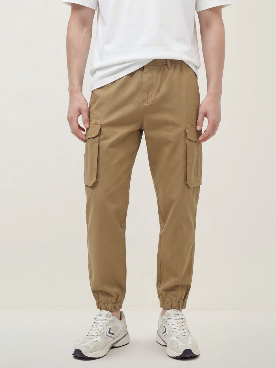 Pantaloni cargo marroni in cotone elasticizzato regular fit_1