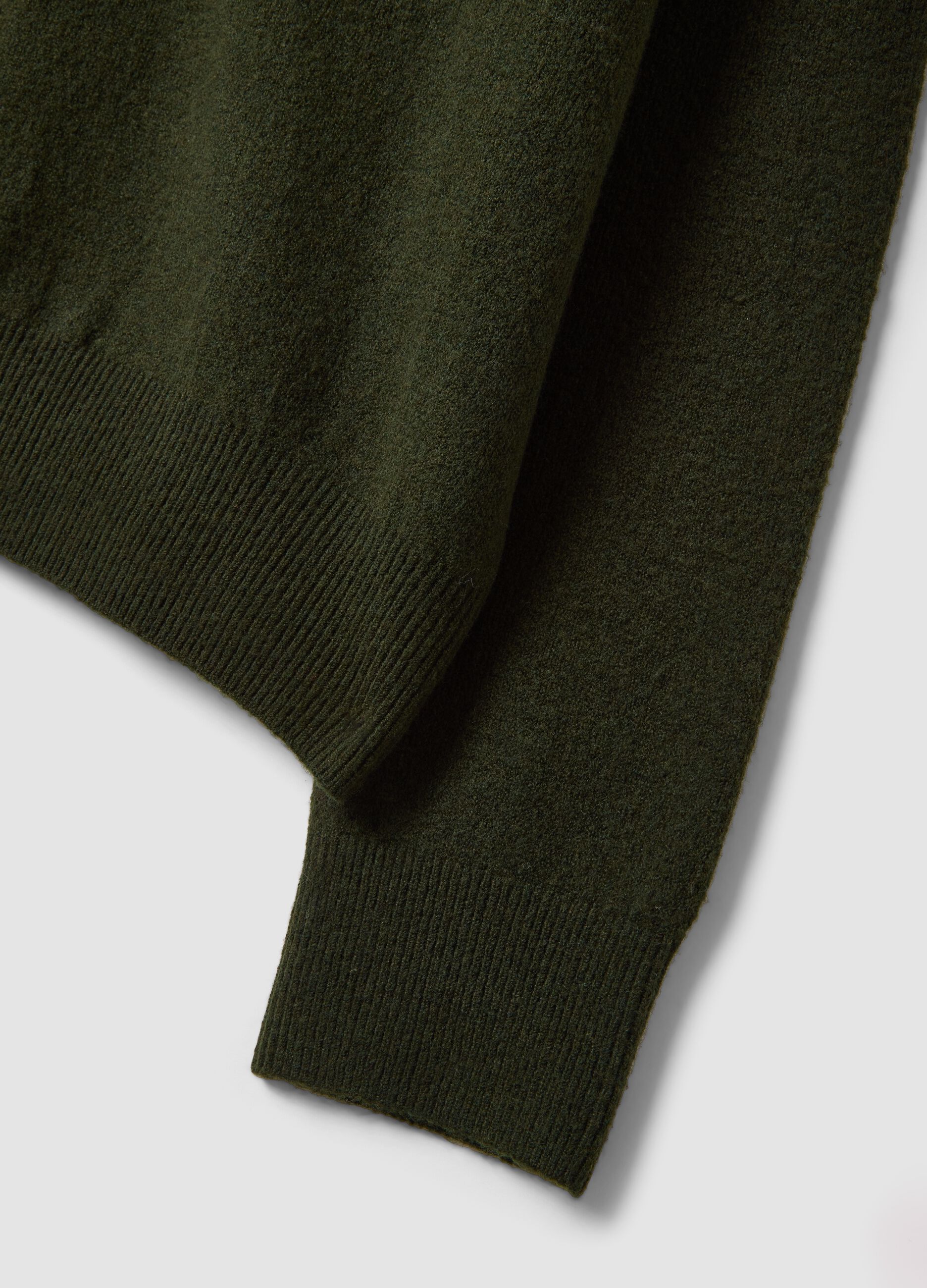Maglia verde in lana elasticizzata a girocollo