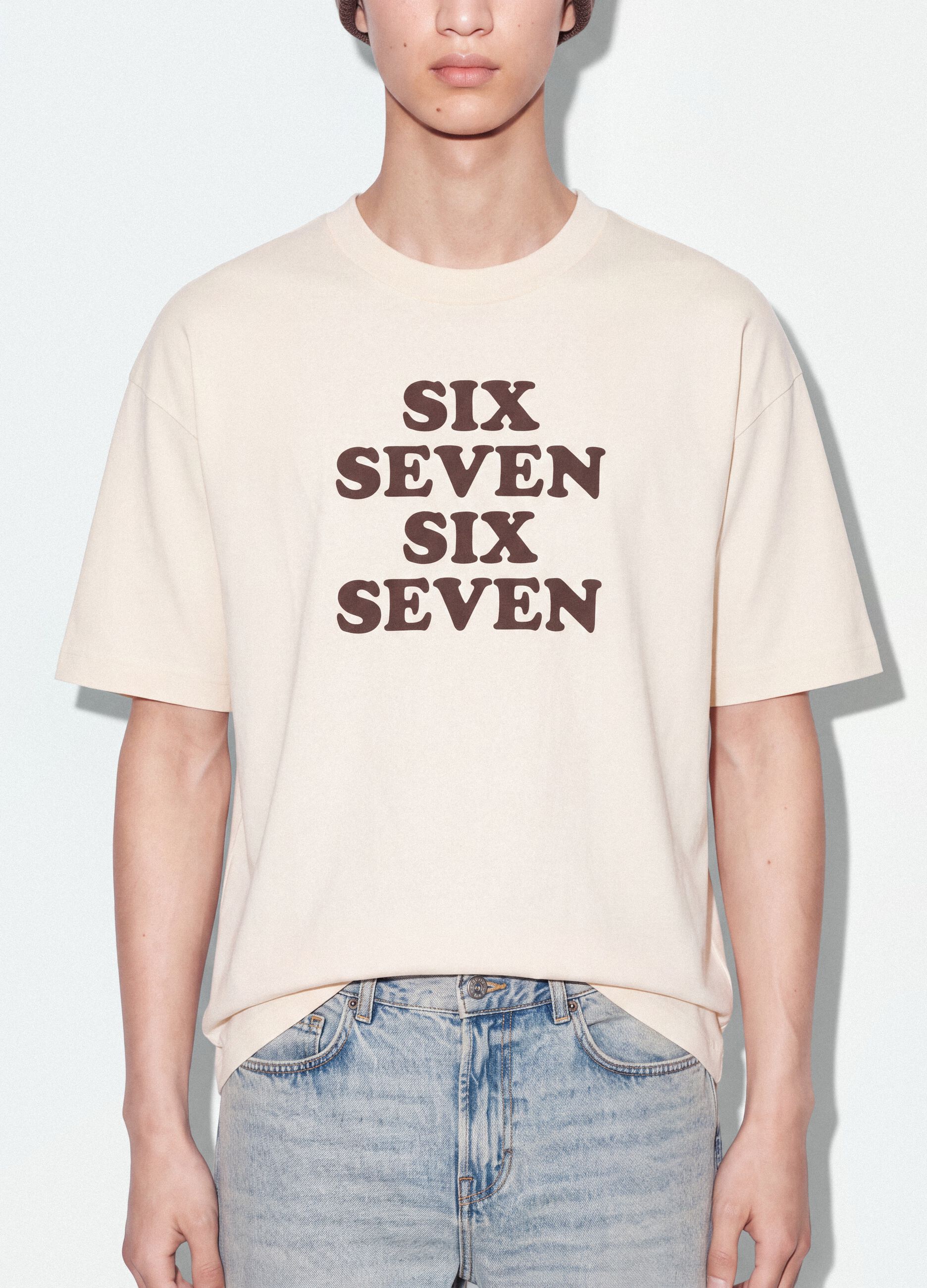 تيشيرت أبيض من قطن خالص بطباعة أمامية Six Seven بقصّة بوكسية