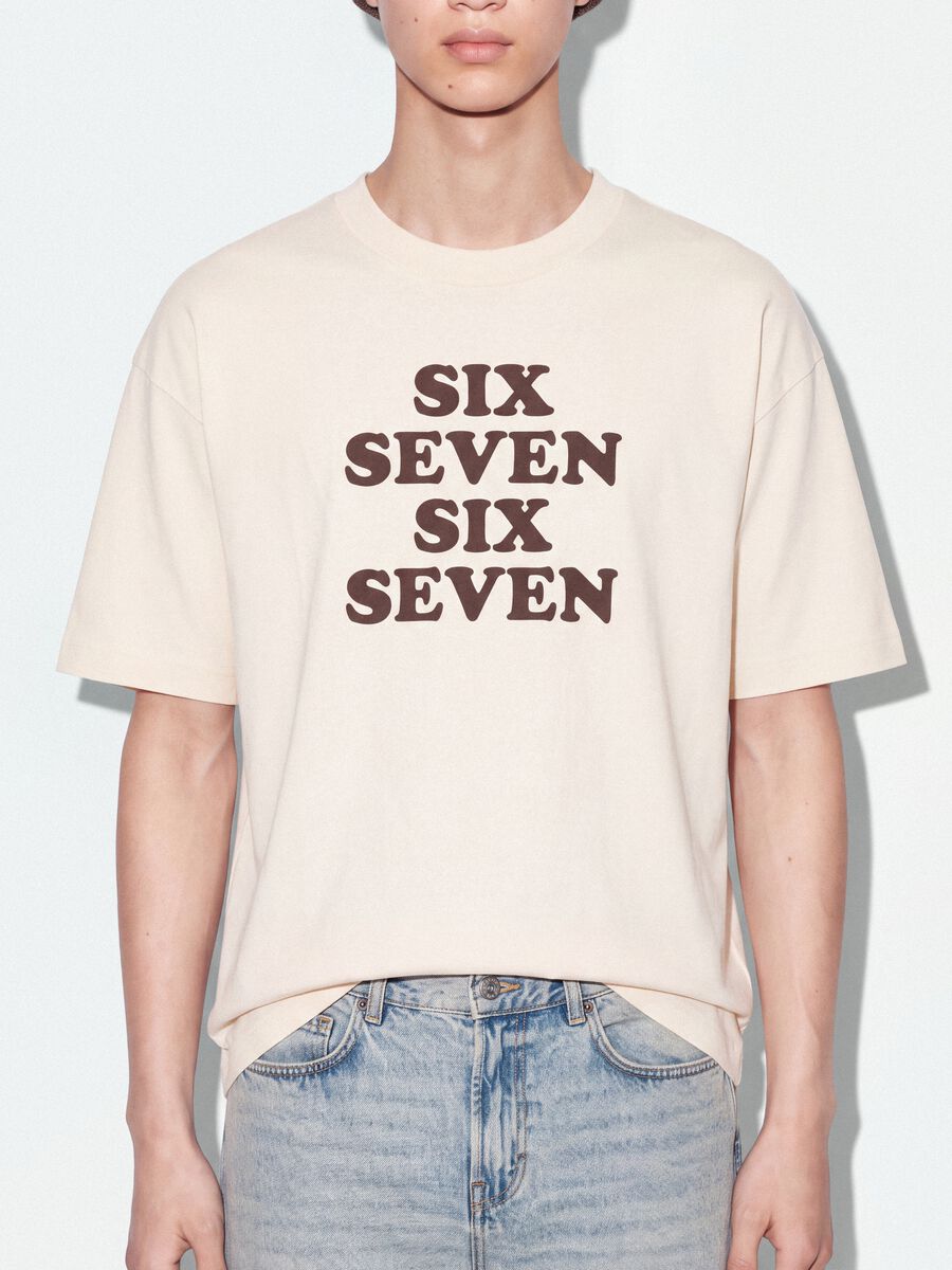 تيشيرت أبيض من قطن خالص بطباعة أمامية Six Seven بقصّة بوكسية_3