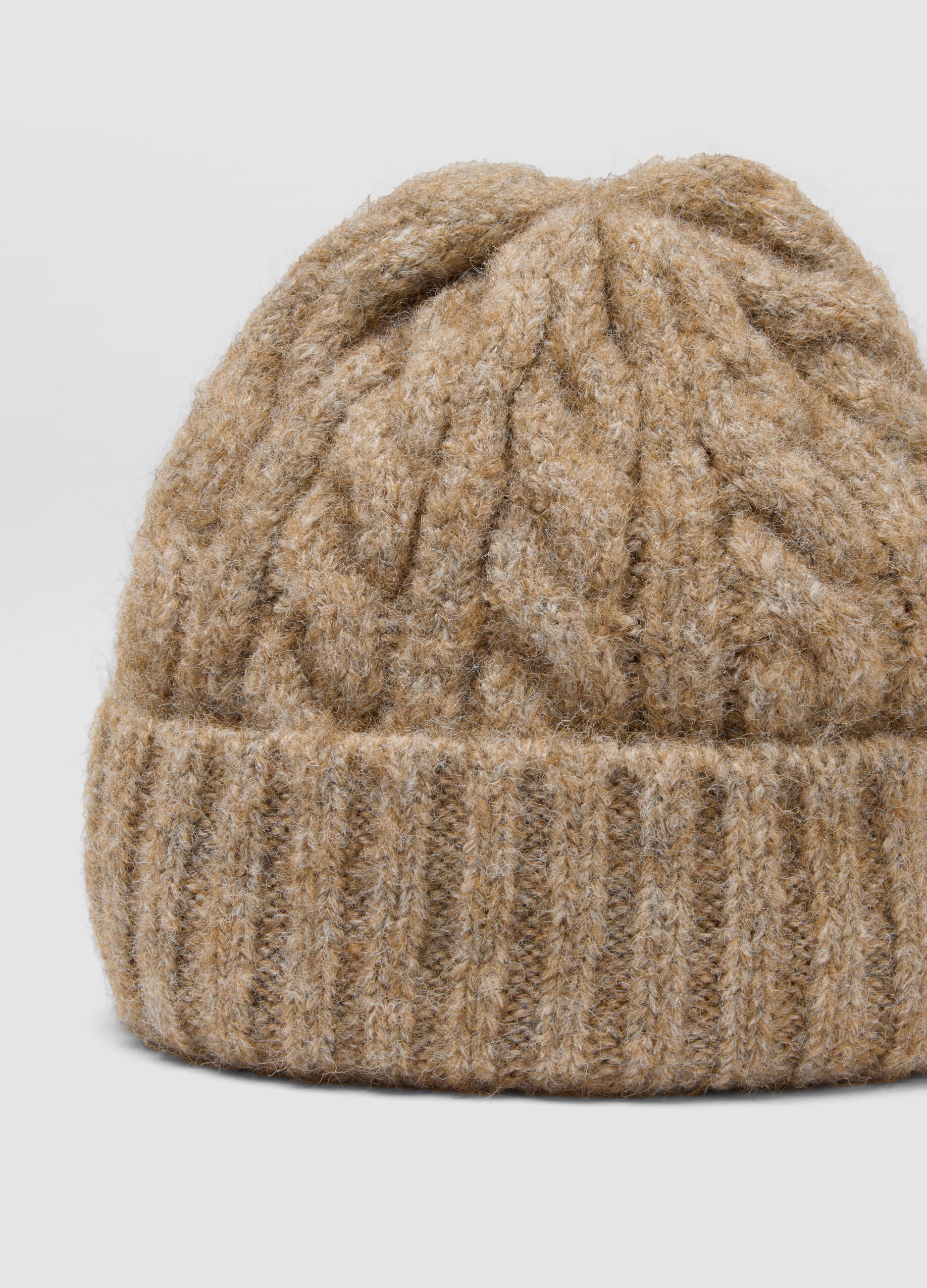 Berretto beige in misto lana elasticizzata a maglia