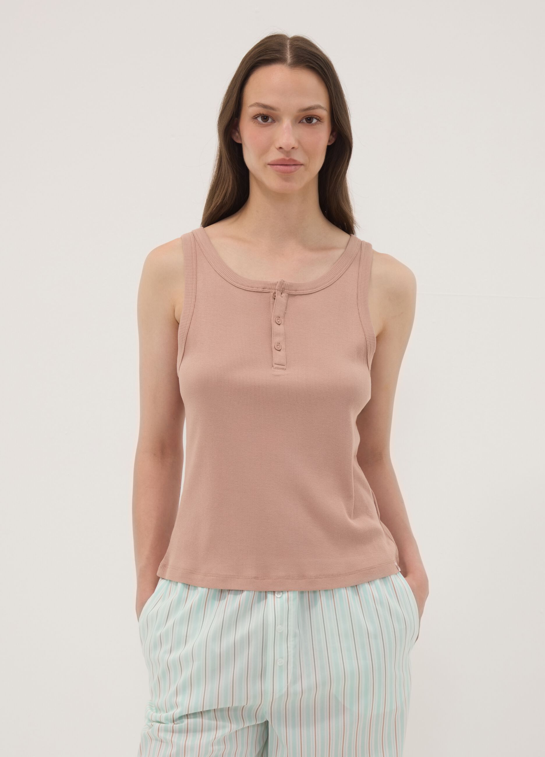 توب كتّان بيج مضلّع بمزيج القطن والفسكوز مع فتحة هنلي