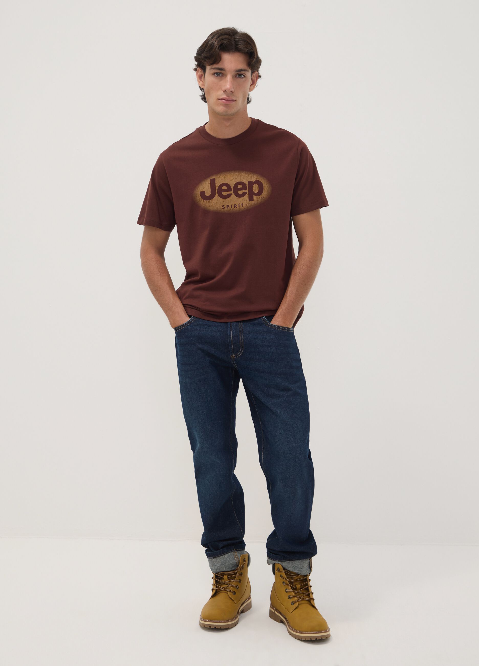 تي شيرت بني من قطن خالص بياقة دائرية وطبعة Jeep