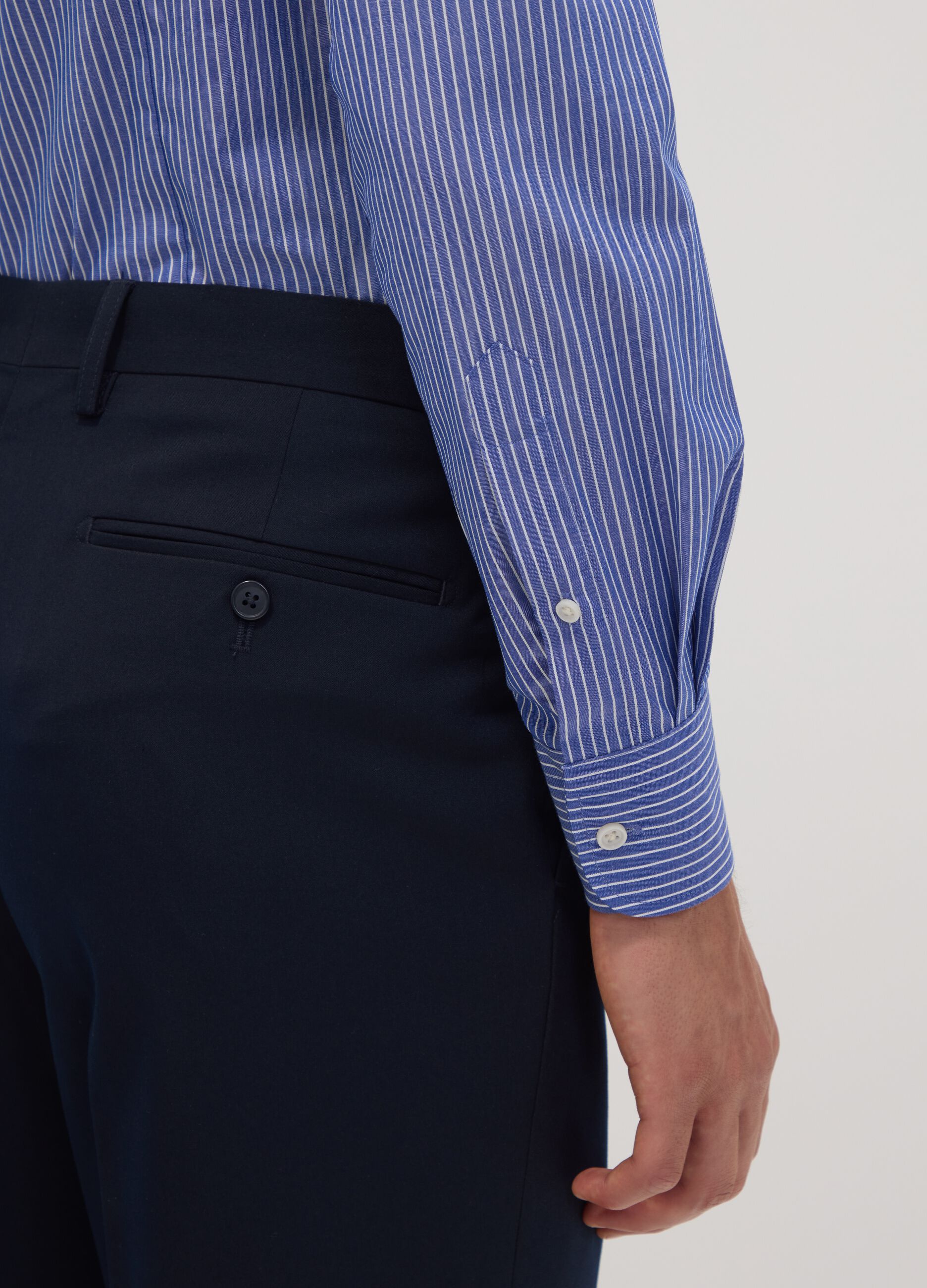 قميص أزرق بمزيج من القطن بياقة زرّية (Button-Down) بقصّة سليم وسهل الكيّ