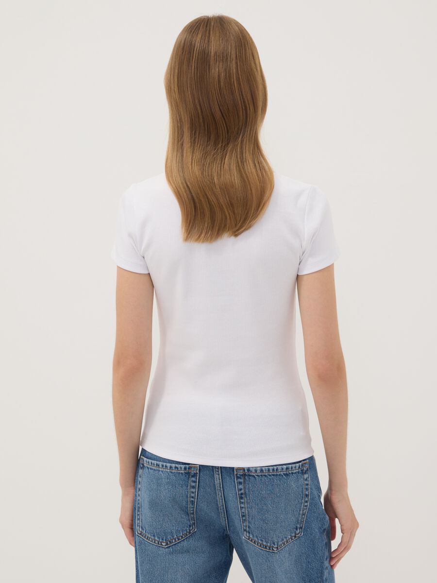 White stretch cotton polo shirt with open V-neck, regular fit_3